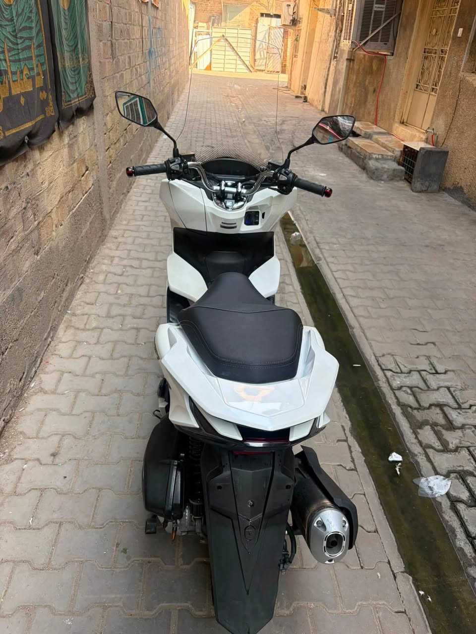 السلام عليكم للبيع pcx (جيل الرابع) كوري فول مواصفات محرك 125cc بعده زيرو صارله سبوع نازله من الرمبه جامه طويله بلاديه اصليه جايه وياه مكفوله من كلشي حته من الطخه حته التايرات جدد السعر 20 ورقه وبيه مجال المكان مدينه الصدر فقط اتصال ***********
