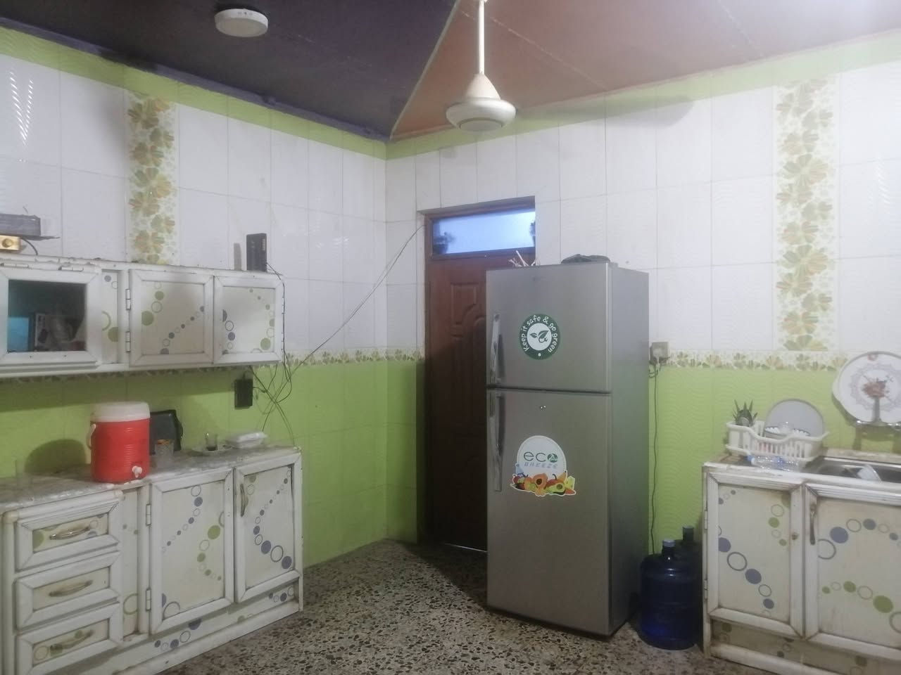 سلام عليكم بيت للبيع ٢٠٠ متر واجهه ١٠ ونزال ٢٠طابقين مشتمل غرفه وصاله وصحيات ومطبخ معزول بابه ع الشارع يحتوه البيت على غرفتين نوم وحده نظام اسويت وصاله كبيره  ومطبخ واستقبال وصحيات خارجيه وداخليه وعالي عن الشارع وطارمه عرض الشارع ١٥ متر موقع البيت مقابيل مكينه ثلج الحيدري القديمه وره اعداديه الفردوس تفاصيل اتصل ***********   *********** السعر ١٦٥
