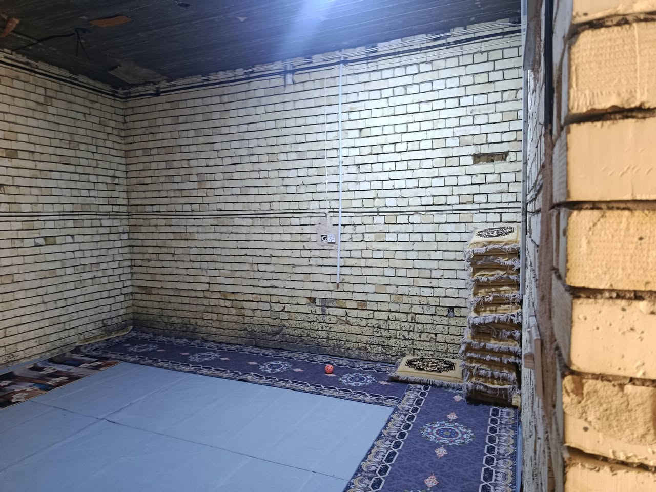 السلام عليكم بيت 150مترعنوانة الحصوة حي الاعلام
يحتوي على غرفتين نوم صالة كبيرة
حمام داخلي مطبخ استقبال
حمام تواليت مختلط خارجي
بدون لبخ و بدون تطبيگ ارضية
يباع مبادرة و بالنقد 
***********
