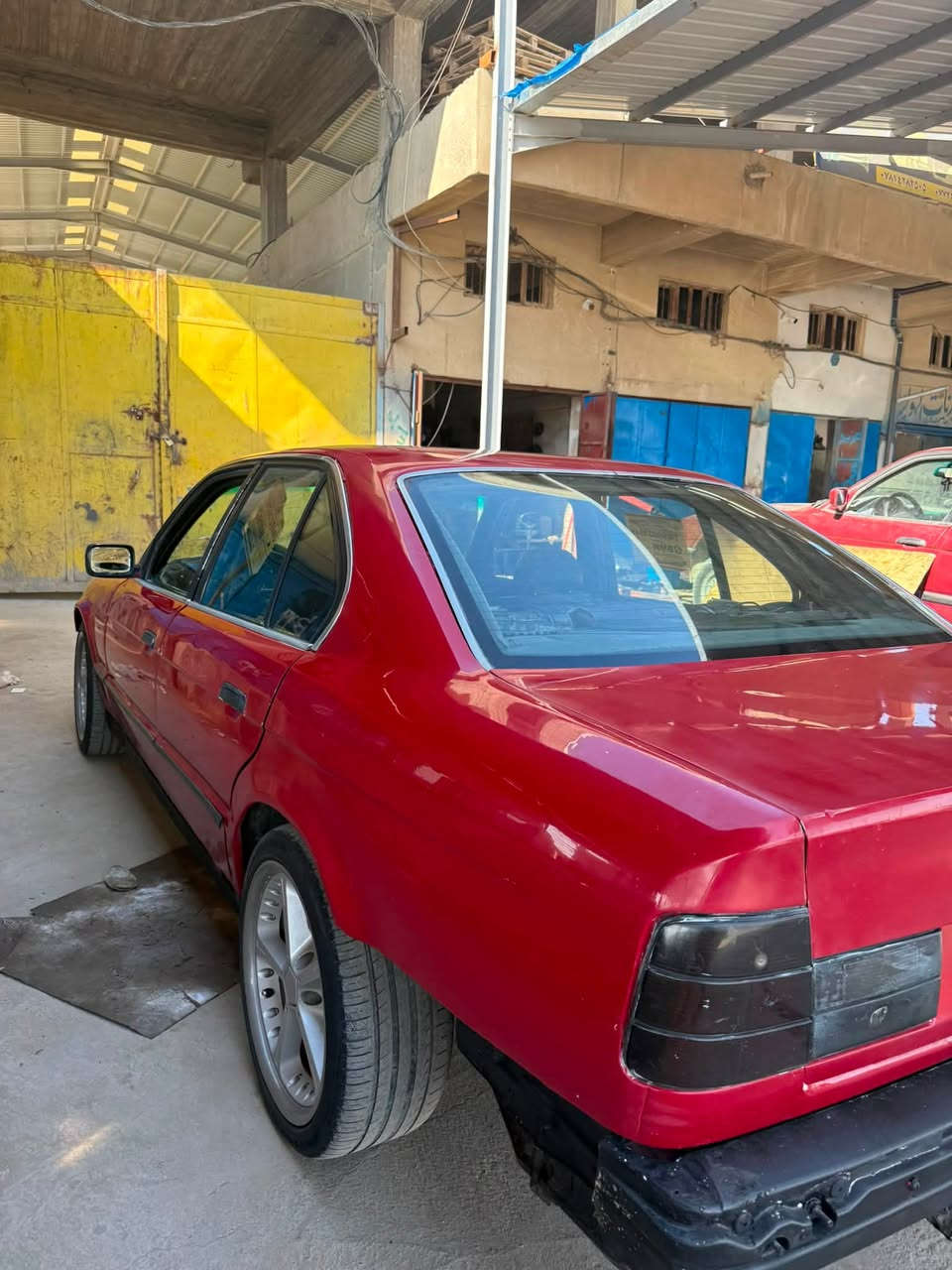 السلام عليكم مرخصة الادم
BMW 520i 
مسكر فانوس
السياره بدون ضربه قويه لا لغود ولا شواصي وبدون خياسات وعضمته حلوه 
بطاين صاج ملكي 
دركه M ايرباك 
مكينه وكير جدد + مسوي ادامه للمكينه
لسياره بيه نواقص بسيطه + رقم بغداد تحويل مباشر 
سعره 44$ وبيه مجال
للتواصل:هـ ***********
