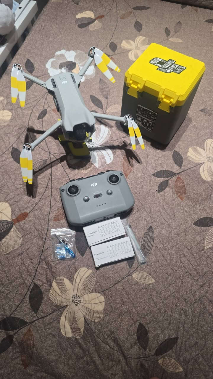 Dji mini 3 درون اخت الجديدة مستخدمة اقل ٣ ساعات اخذتها قبل الزيارة الاربعينية وياها تخم مراوح عدد ٢ والاصلي مفتوح منها ومضموم ومشدود بيها تخم جديد ملون ابيض واصفر ووياها ستاند وعلبة طباعة 
***********
