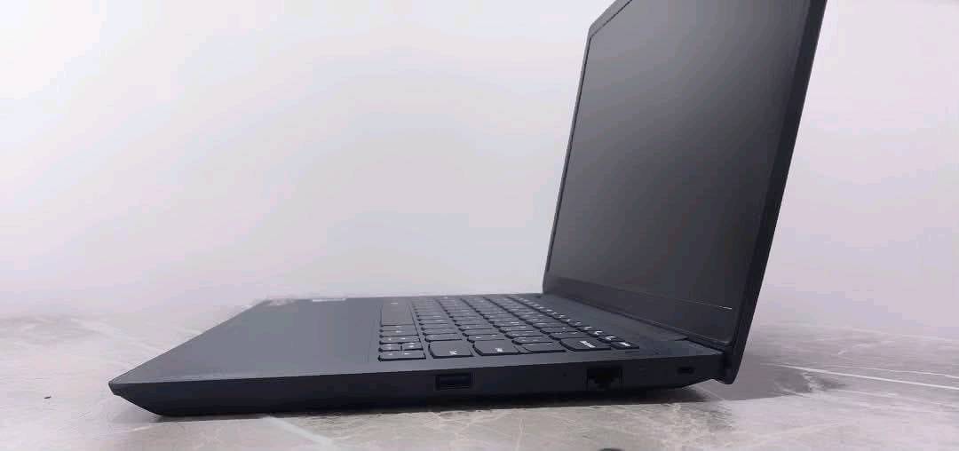 السلام عليكم لابتوب Lenovo k14 gen1 لابتوب معروف مواصفاته واداءة الرهيب 
معالج Ryzen 5 5600U رام8 DDR4 الهارد256 SSD NVMW M.2 سريع جدًا يقلع الجهاز باقل من5 ثواني 
يفيد الالعاب بفضل الكرت المدمج Radeon RX Vega7 يوصل4 كيكا من الرام 
شغلت فورت نايت 140 فريم
كونتر سترايك2 110 فريم
ڤالورانت 150 فريم
اساين كريد اكثر من50 فريم
دارك سولز3 بحدود50 فريم
دارك سولز ريماسترد 70-80 فريم
جهاز مرتب وراقي ونضيف كلش تجي وتشوفه 
وياه جنطة وشاحنتة 
شاحنتة تايب سي 65 واط
سعره 650 الف البصرة الموفقية يم الشقق

التواصل وتساب ***********