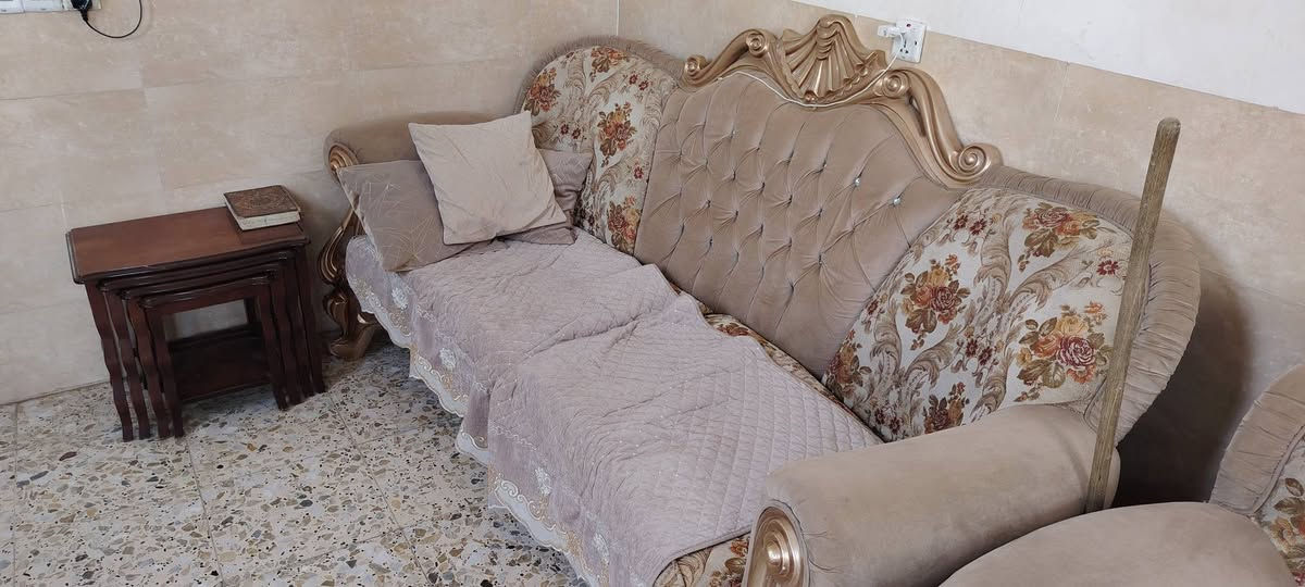 سلام عليكم اغراض مستعمله ونضيفه 90%
غرفة نوم 9 قطع السعر ( مليون ونص ) 
 وشاشه جنرال حجم 42 السعر ( 350 )
 وشاشه Shonik حجم 16 السعر ( 50 )
  وتخم قنفه و2 كراسي السعر ( 500 )

معرض فاترينه السعر ( 100 )

و كاونتر تفصال مرمر السعر ( مليون )

وسبلت 2 طن نوعية Dinka السعر ( 400 ) 

طباخ 6 عيون السعر ( 500 ) 

دوشگ اسفنج السعر ( 100 )

طبلات عدد 8 السعر ( 150 )

مكاني بغداد منطقة ركيه وفاضل قرب جسر الدوار ***********

