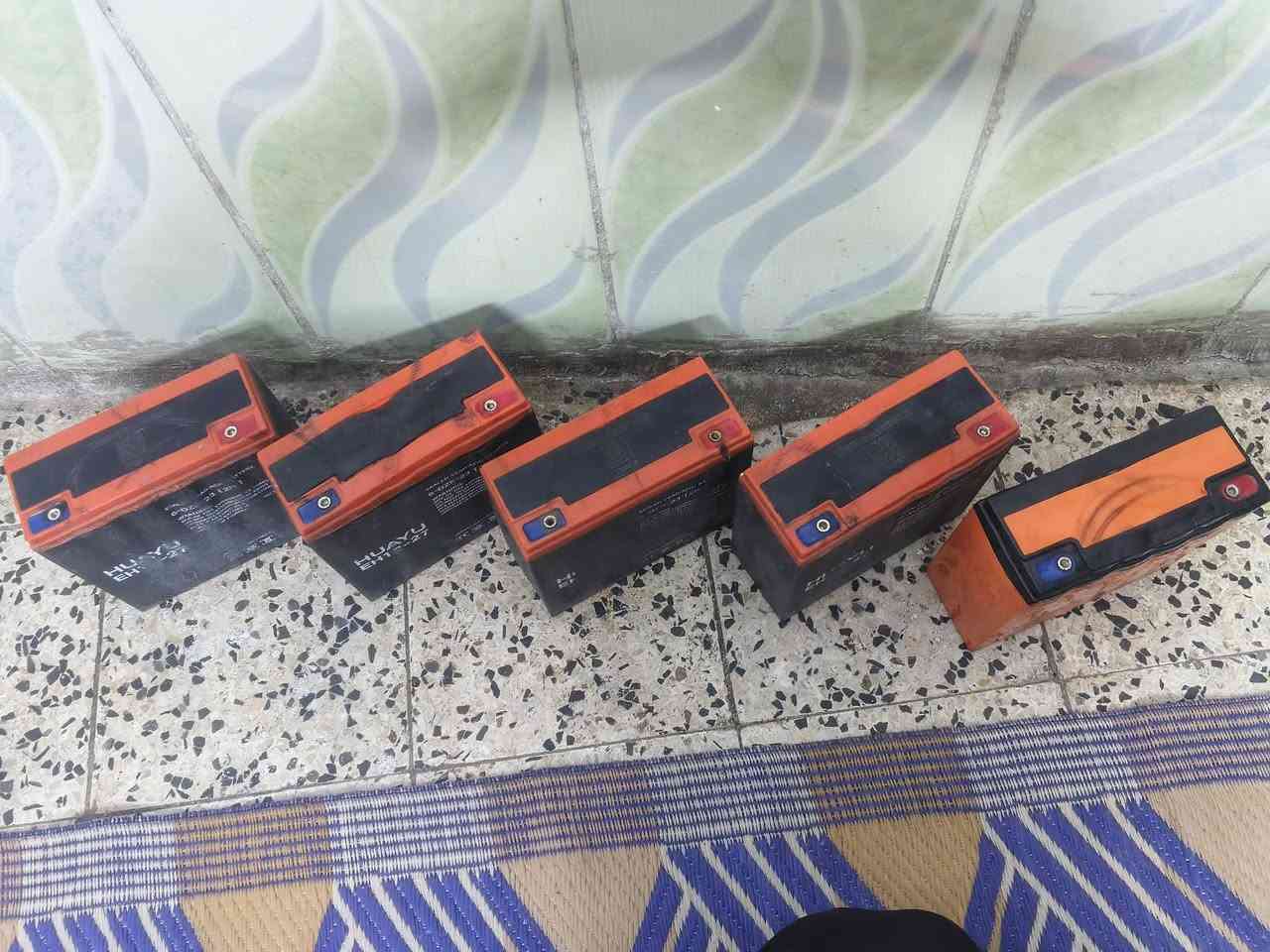 باتريات للبيع شغلات سعرهن 80 وبيهن مجال بسيط 5 باتريات كبار ***********
