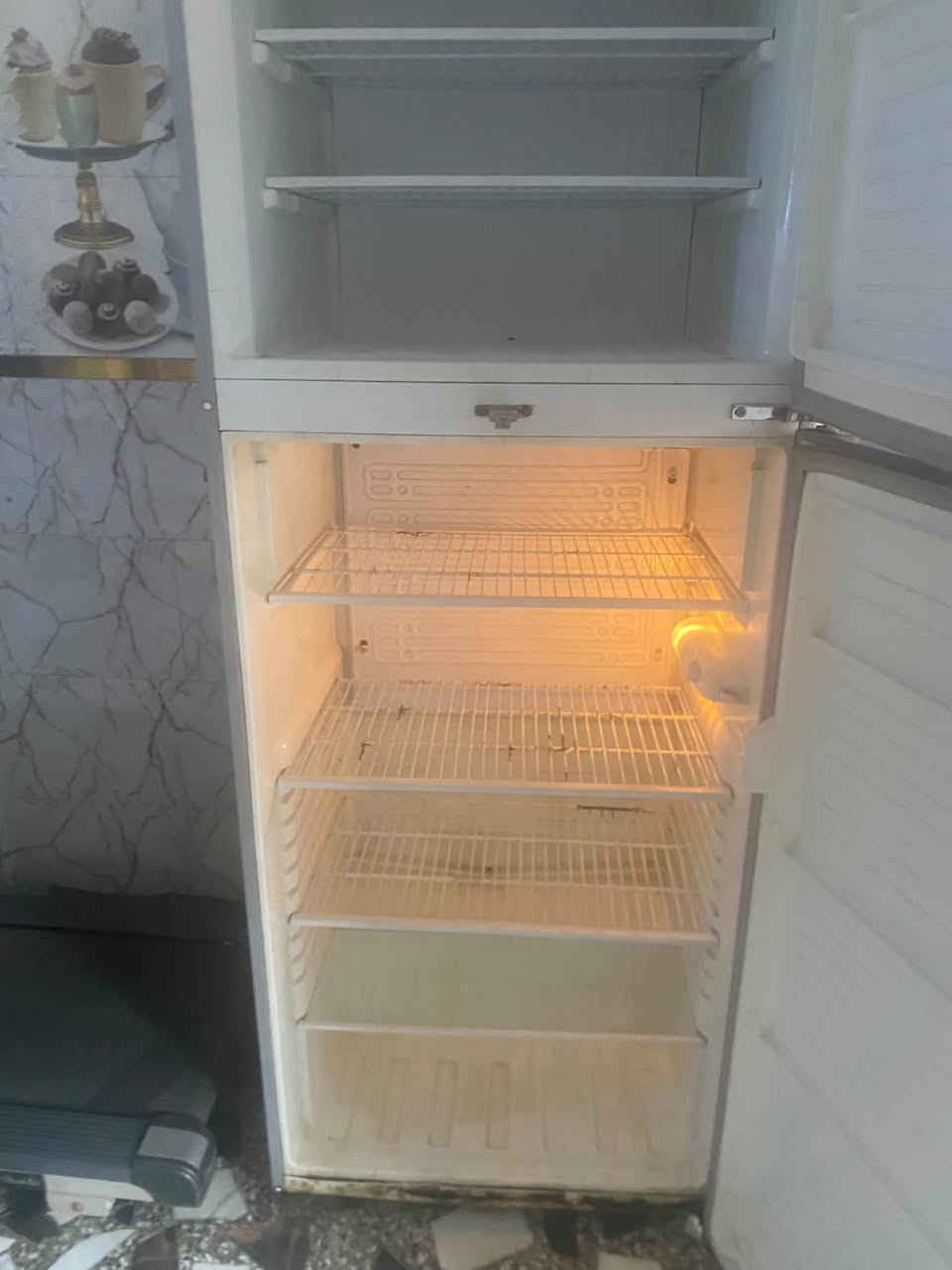 للبيع شغاله بس ناقص بيها رفوف مال باب ومجارير السعر ١٠٠٠٠٠ وبيها مجال مكاني كميره شارع ابو خمره هاتف ***********
