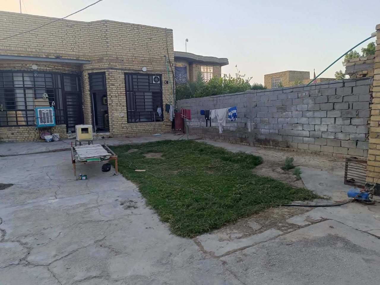 دار للبيع مساحه 1300 قرب مدرسة ام ابيها (العلاك ) يبعد عن الشارع العام 50 متر بناء حديث 2023  للاستفسار الاتصال على الرقم ***********
