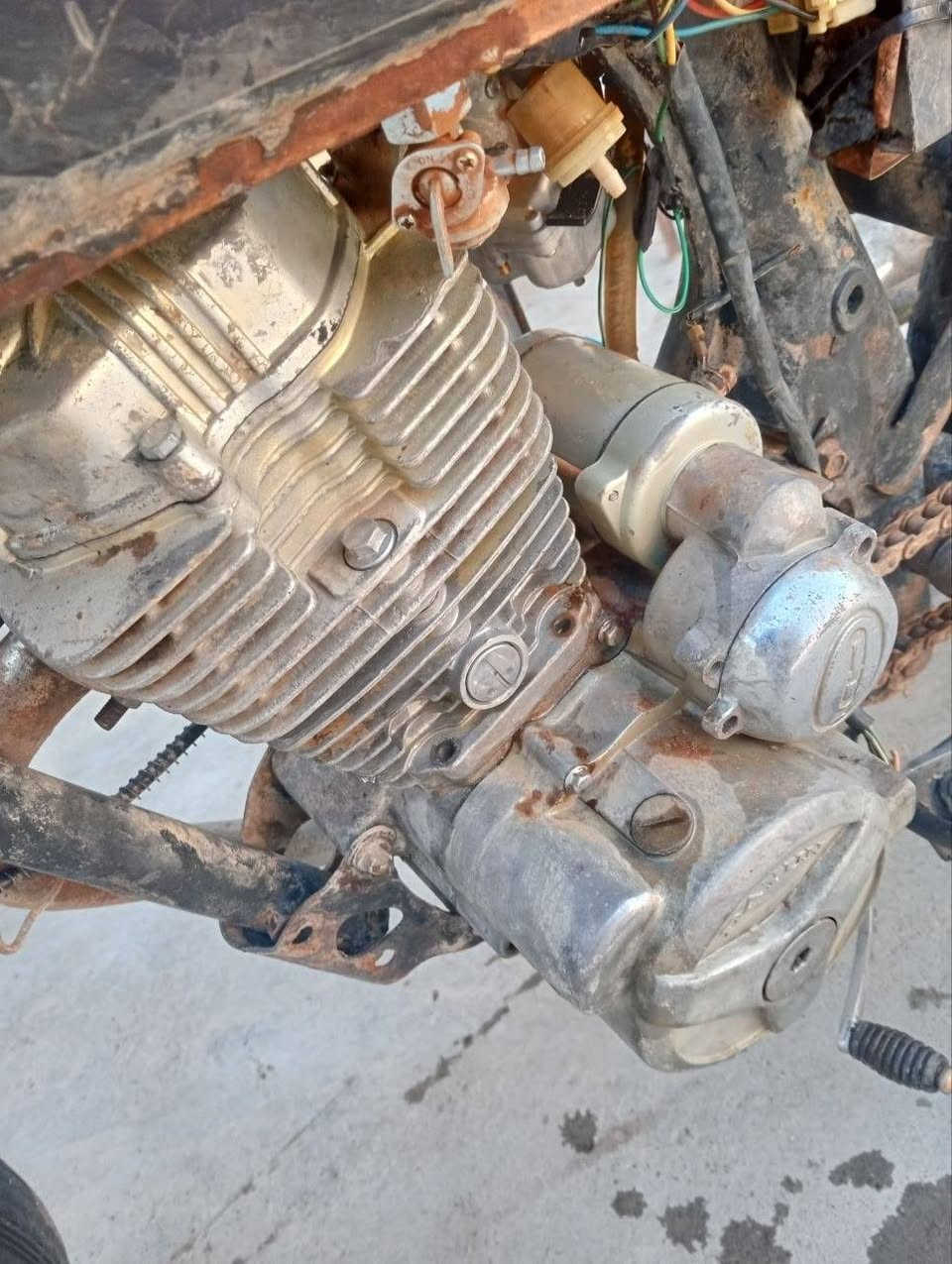 ملاحضه مكلف بل نشر  سلام عليكم عندي هاي الدراجه للبيع نقصه بس تايرات مكينة 200 خير من الله بيه اوراق 3 اصليات سعر 160 وبيه مجال مكاني ديالى بعقوبه قرب   جامع ابراهيم عزت رقمي ***********
