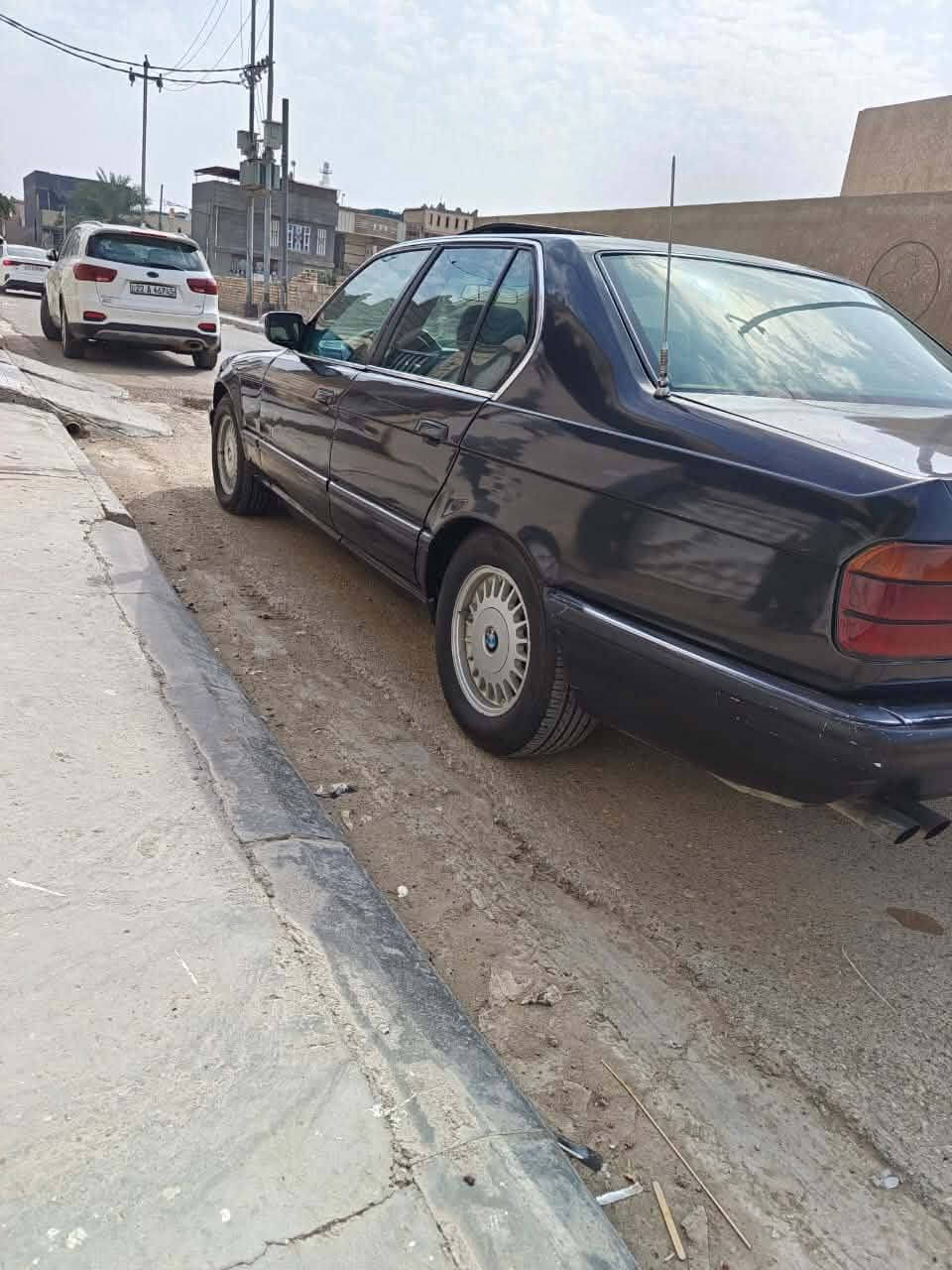 بي ام 735 مفتوح
رقم بغداد الماني
سياره جهازه كير مكينه حداديه جيد 
تخم تاير 
***********
***********
