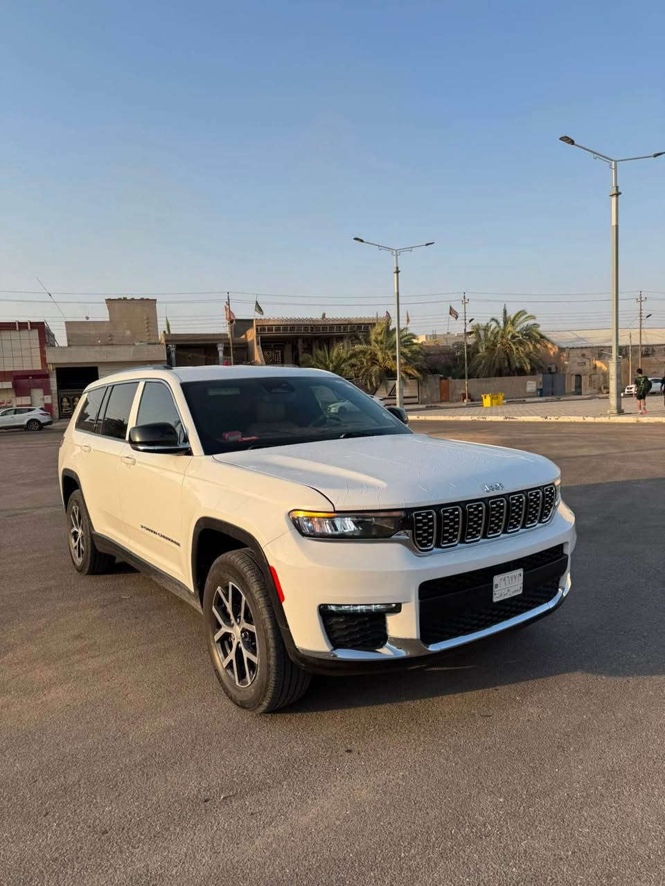 📣 للبيع : جيب جراند شيروكي (Grand Cherokee) موديل 2024
 الفئة: ليميتد (Limited) - فول مواصفات ما عدا البانوراما (التنتة).
 المحرك: 6 سلندر، 
 نظام دفع رباعي (4x4).
‏أربع وضعيات للقيادة
 الحجم: (L) ثلاثة قطع مقاعد (3 صفوف - 7 راكب).
 الرقم: بدون رقم (لوحات فحص مؤقت)، جاهزة للترقيم باسم المشتري.
🌟 مواصفات والداخلية:
 داخلية جلد ملكي بلون بيج (أوف وايت) مميز ونظيف جداً بحالة الوكالة.
 شاشة عرض لمس كبيرة تدعم Apple CarPlay و Android Auto مع نظام ملاحة.
 شاشة عدادات رقمية (ديجيتال) بالكامل متطورة.
 تحكم مقود (ستيرن) متكامل مع نظام تثبيت السرعة.
 نظام تكييف مركزي منفصل للركاب في الخلف.
 ناقل حركة (كير) ماوس دوار متطور مع وضعيات قيادة متعددة.
حادث:
 التصليح: تم تبديل البونيد (الغطاء الأمامي) فقط، مع صبغ ربع جاملغ (أيسر وأيمن) تعديل وتجميل.
💵 السعر: (25,000$) وقابل للتفاوض
📍 المكان: البصرة
📞 للاستفسار : [*********** البصرة, العراق
