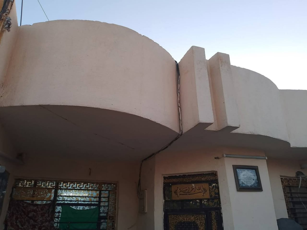 بسم الله الرحمن الرحيم
-بيت للبيع المساحة230

-العنوان مقبيل النازحين يبعد عن شارع العام ١٠٠متر نهاية الخط الاول 

-ستقبل +صالة +غرفتين نوم+مطبخ+ترك خلف المنزل+مجمع صحيات +طرمة كبيرة 

-خدمات ماء خطين+كهرباء+مولد سحب +انترنيت ضوئي

-نوع البناء طابوق درجة اولى + مجهز بمجاري عامة +سراميك كما وضح بالصور +ارضية بورسلين 

اتصل ع الرقم ***********
