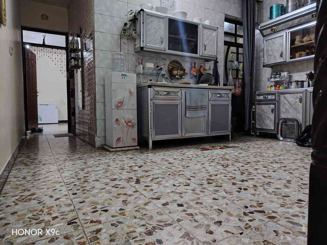السلام عليكم دار للبيع الزعفرانية بستان علاي نهاية شارع المعهد ١٠٠ متر بناء جديد أستقبال وصاله مطبخ حار وبارد  وغرفة نوم ٥_٥ صحيات داخليه وخارجيه شارع تبليط حديث ماء كهرباء للأستفسار صاحب الدار ابوكرار
***********
