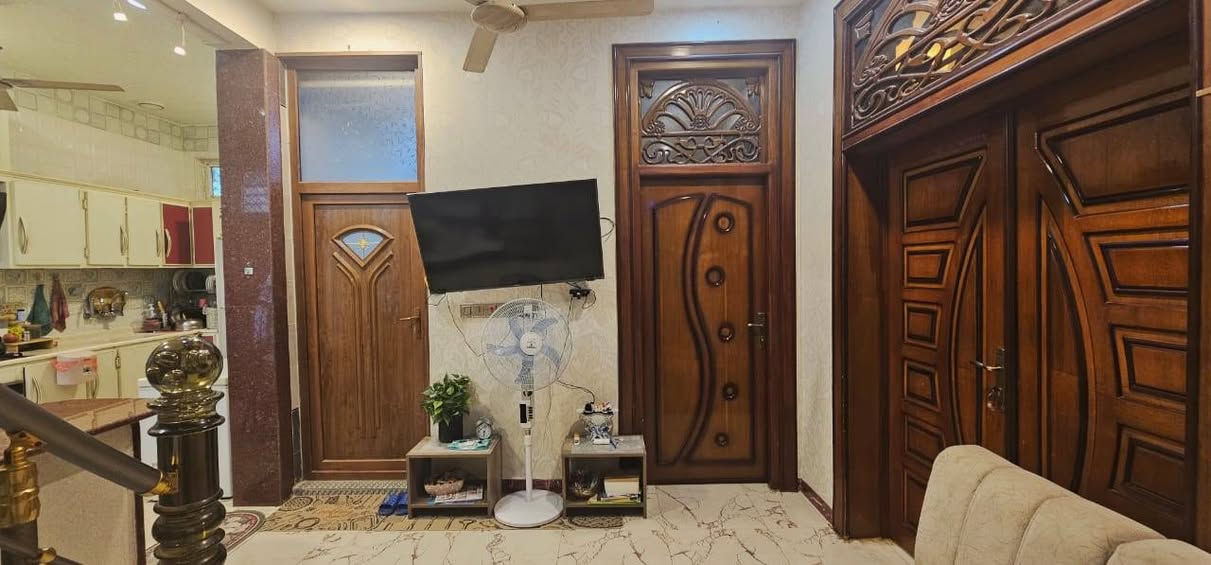 بيع فقط...
دار للبيع في حي الجامعة المساحة 100 م مربع ركن 
البناء طابقين مسلح سنة 2020 ....
يحتوي على 4 غرف نوم 
السعر وباقي التفاصيل اتصال *********** مكتب المحنه
