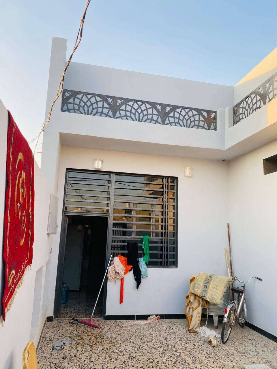 بيت مساحه 200متر بلديه بنداء منطقة ٥٣كفه شارع قنبر قريب على شارع كربله مقدره وكامله ماشي قصدين منها ومطلوب ٤٣سعر تطلوعه105وبيها مجال بي غرفتين وصاله ومطبخ واستقبال وصحيات داخلية وخارجية بناء درجه اولى صب طابوك وسقف جبس بورد جدران لوح يرهم مراوس وبيع***********
