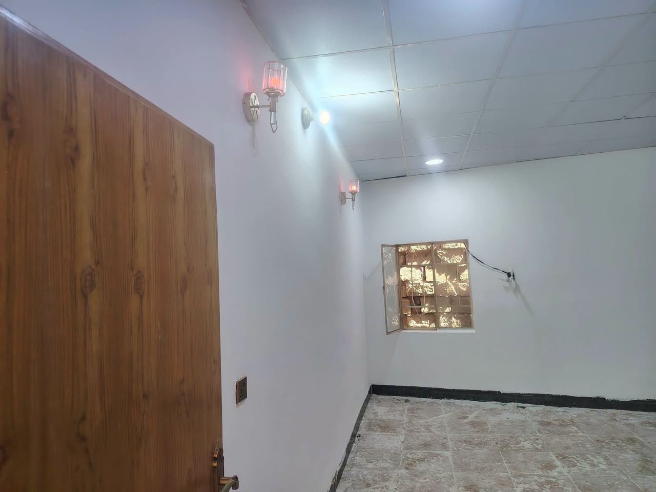 سلام عليكم دار للايجار بغداد المدائن خلف مرقد سلمان المحمدي قريب على السوك والمدارس مساحه ٣٠٠ متر خدمات كامله تبليط كهرباء ماء مجاري ثقيلة يتكون الدار من غرفتين نوم وصاله واستقبال ومطبخ وكراج سيارة صحيات داخلية خارجيه للاستفسار الاتصال على الرقم *********** أو *********** وات ساب
