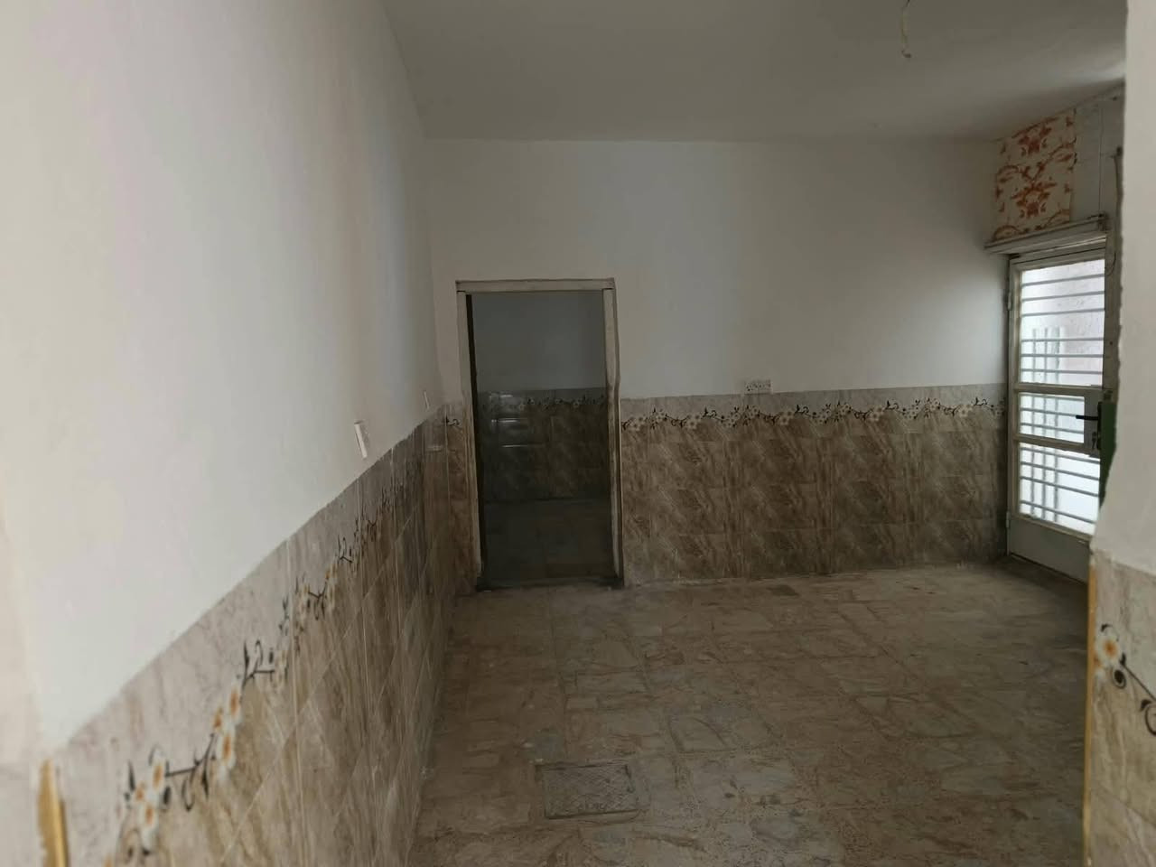 السلام عليكم بيت للبيع 100م على شارع سايدين مقابل مطعم جكن بيت نضيف وجاهز باسمي تحويل مباشر طابق واحد السعر 63 رقم الهاتف ***********
