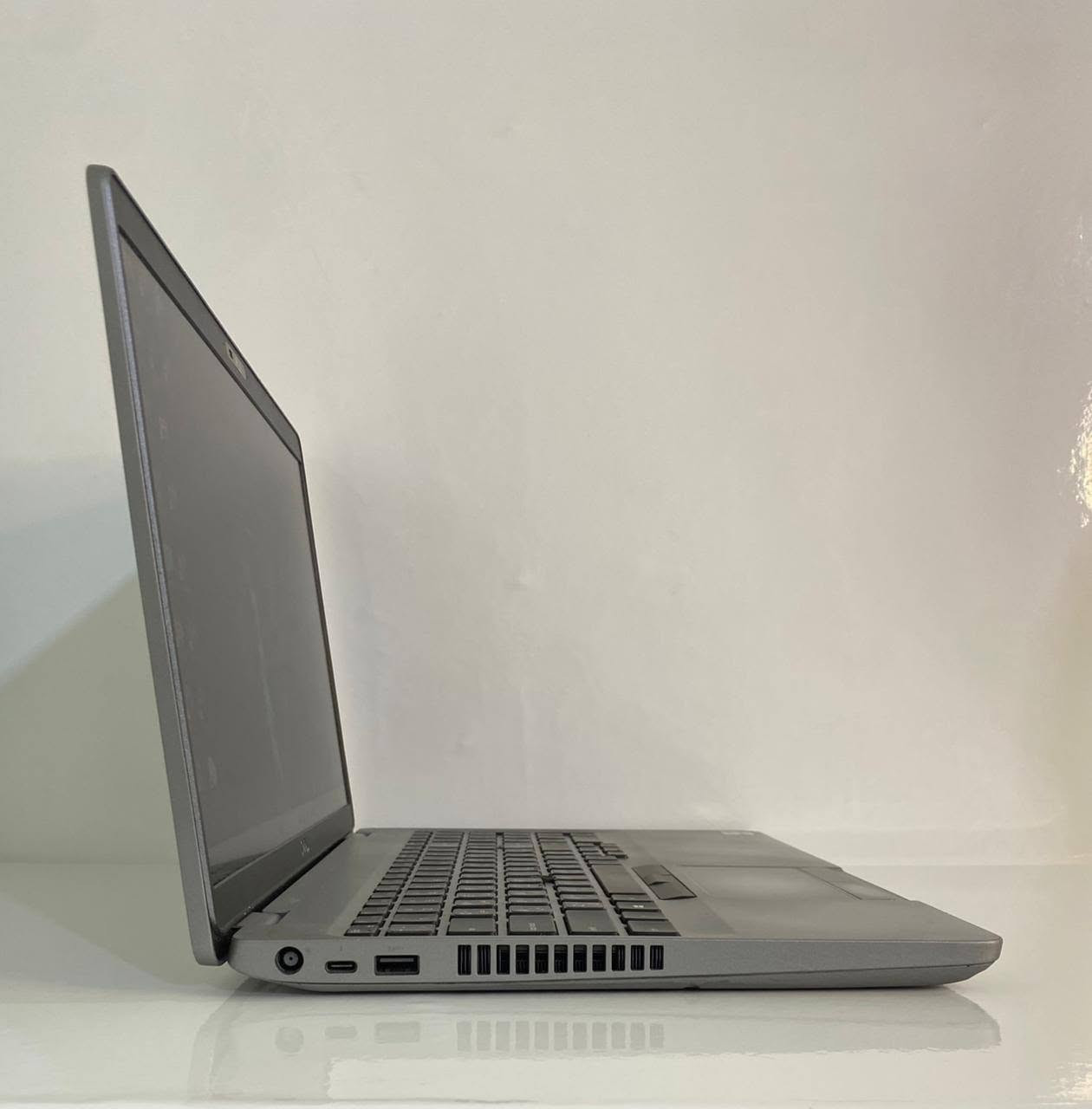 لابتوب Dell Precision 3551 🔥
قوة فئة H ومحطة عمل احترافية 

⚙️ Core i7 – الجيل العاشر H
🧠 RAM 16GB DDR4
💾 SSD 256GB M.2
🎮 NVIDIA Quadro P620 4GB
🖥️ Intel UHD Graphics
📺 شاشة 15.6 FHD

مناسب للهندسة، التصميم، البرامج الهندسية والمونتاج والاستخدام الثقيل.

🎁 حقيبة لابتوب + شاحن لابتوب + ماوس + ماوس باد

🔧 فحص كامل قبل الإرسال
🛡️ ضمان 7 أيام عند وجود خلل مصنعي
🚚 التوصيل متوفر إلى جميع المحافظات

📍 بغداد – الأمين الثانيه 
📱 للتواصل واتساب: ***********
السعر 600 الف
