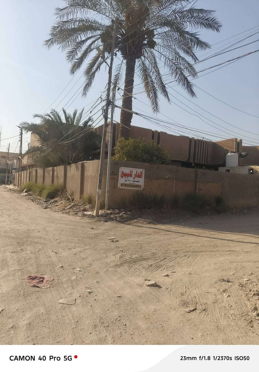 دار للبيع المكان حله حي العسكري موقع تجاري مساحه البيت 320 متر مربع يحتوي على 3غرف نوم وغرفه فوك بل بيتون جبيره وصاله ومطبخ وهول وحمامات داخليه خارجيه كلدور كراج يتسع سيارتين حديقه كبيره وبيهه 3انواع من النخل البيت جبير كلش بناء قديم للاستفسار اتصل على الرقم ***********
