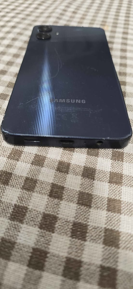 🔥 Samsung Galaxy A06 للبيع بسعر مميز جداً! 📱✨
​جهاز أنيق ونظيف جداً بخصائص متكاملة وأداء ممتاز (موضّح بالصور).
​أبرز المواصفات والمميزات:
​الذاكرة والتخزين: 64 جيجابايت + منفذ خاص لإضافة كارت ميموري (RAM/SD).
​الأمان والحماية: بصمة إصبع جانبية مدمجة بزر الطاقة + فتح القفل عن طريق الوجه (Face Unlock).
​الشحن والبطارية: بطارية ضخمة 5000mAh تدعم الشحن السريع بقدرة 25 واط.
​النظام والتحديثات: يعمل بأحدث نظام أندرويد (Android 16) مع واجهة One UI الحديثة.
​الذكاء الاصطناعي: يدعم ميزات الذكاء الاصطناعي المتقدمة من سامسونج لتحسين تجربة الاستخدام والتصوير.
​الموديل والشريحة: Galaxy A06 (SM-A065F/DS) ويدعم تشغيل شريحتين.
​💰 السعر: 100 ألف دينار (وبي مجال للشراي الجاد)
📞 للتواصل والاتصال: *********** بغداد, العراق
