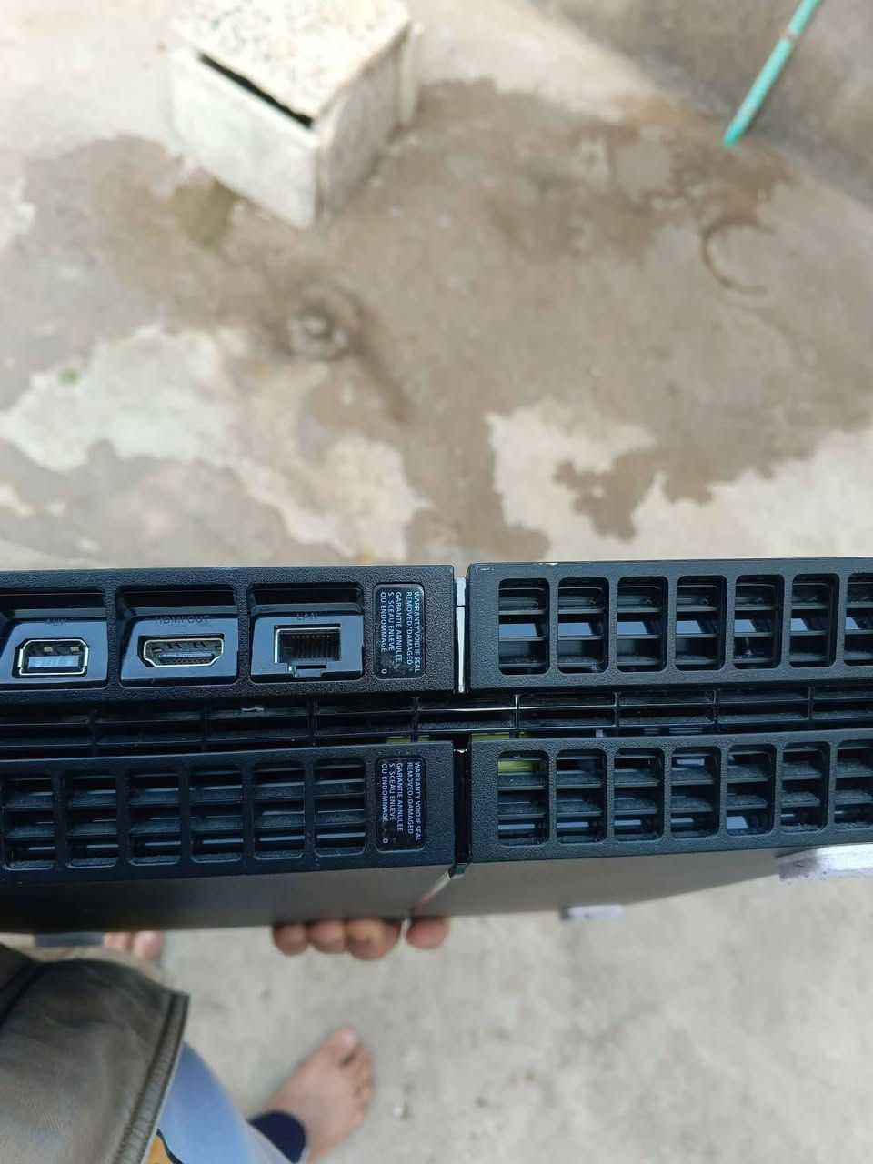للبيع: بلايستيشن 4 فات (PS4 Fat) نظيف جداً بحالة الزيرو
الحالة: الجهاز لوك استيكر (ما مفتوح ولا مصلح نهائياً).

الملحقات: 

جوستكات اثنين (2) شغالات وبحالة ممتازة.

قرص لعبة فيفا 2020 (FIFA 2020) أصلية.

كرتونة الجهاز الأصلية.

جميع الوايرات والملحقات الكاملة.
سعره 225

المكان: البصرة - التنومة (قرب الجسر الإيطالي).

للتواصل والاتصال: ***********
