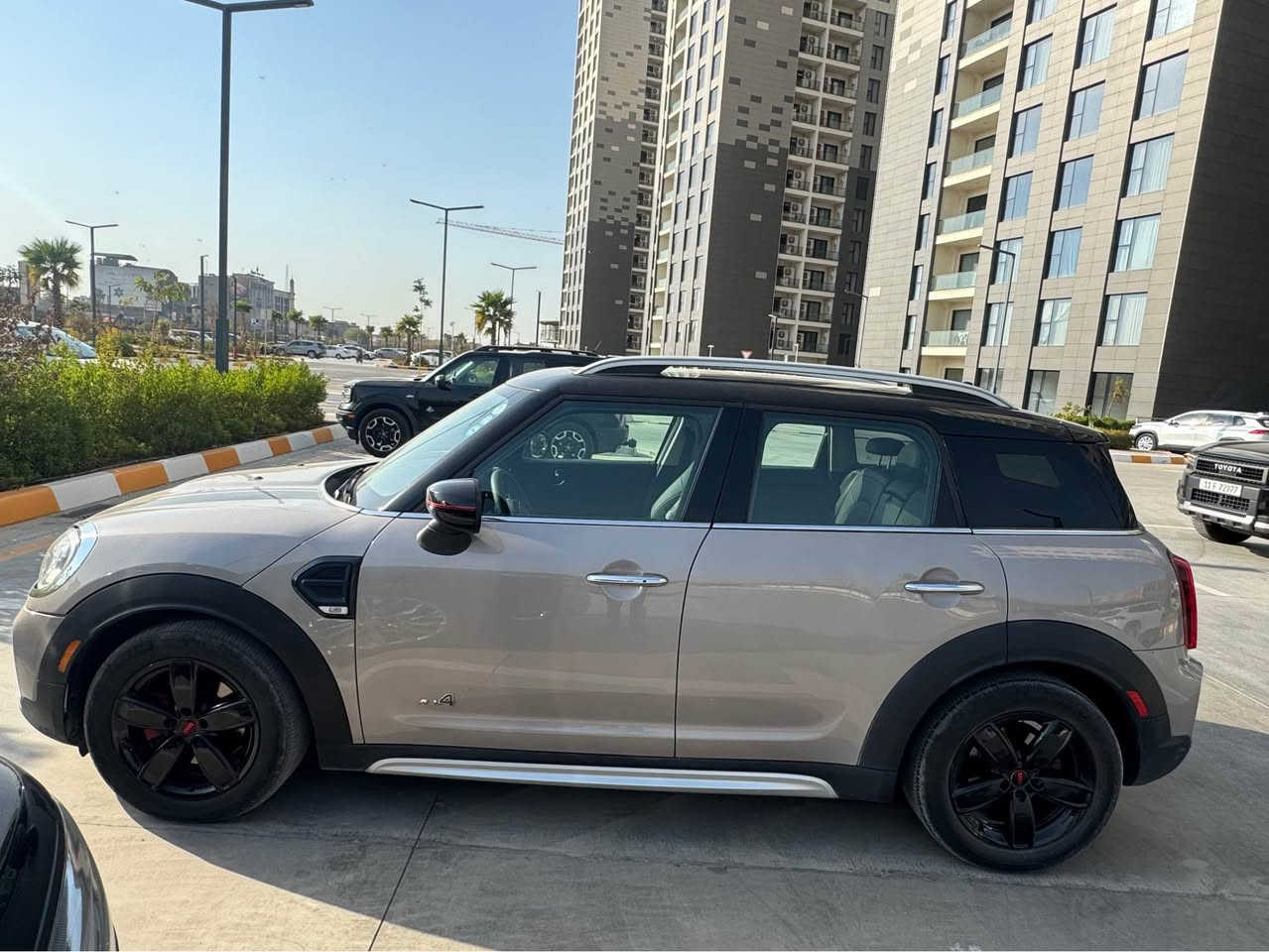 Mini copper country man 2022
ميني كوبر كانتري مان ٢٠٢٢ فول فول مواصفات 
السياره لوينين صحراوي سقف اسود 
سقف بنوراما 
كوشنات جلد 
تحكم ستيرن 
گير اوتو 
بصمه 
شاشه 
كامرا وحساسات خلفيه 
اوتو هولد 
سايد بريك بصمه 
تبريد قطعتين 
٥ مودات للقياده 
السيارة 4*4
سياره فول واعلى مواصفات بفئتها 
ماشية ٣٣ الف كيلو متر حقيقي 
صبغ قطعه واحده فقط ربع بنيد
السعر ١٩٣ ورقه 
السياره بحاله جيده جدا ونضيفه وجديده مثل ما موضحه بالصور
للتواصل *********** السليمانية, العراق
