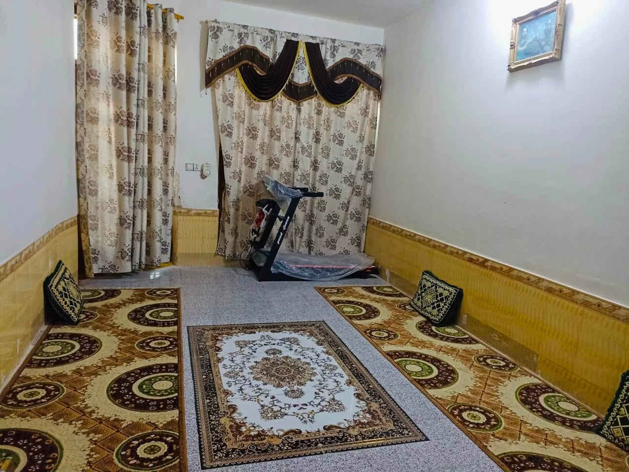 دار سكن للبيع 📍حي السيدة زينب
* المساحة البناء : 150م 
* على ساحة
* غرفة نوم عدد ٢
* صالة
* استقبال
* مطبخ
* صحيات داخلية وخارجية
مكتب النجيماوي📍حي المعلمين مقابيل مطعم كوخ السلطان 
***********
