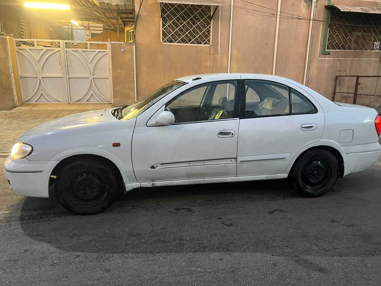 السلام عليكم
سني 2006 ياباني
رقم بغداد بأسمي تحويل مباشر 
 مكفولة صدر تخم تاير تدفئه و تبريد من كلشي
كير ومحرك مكفولات 
 بيها بس صبغ دعاميات 
شبر يم القبغ مال البانزين 
مكان السيارة بغداد / الشعب 
للاستفسار : ***********
‭
