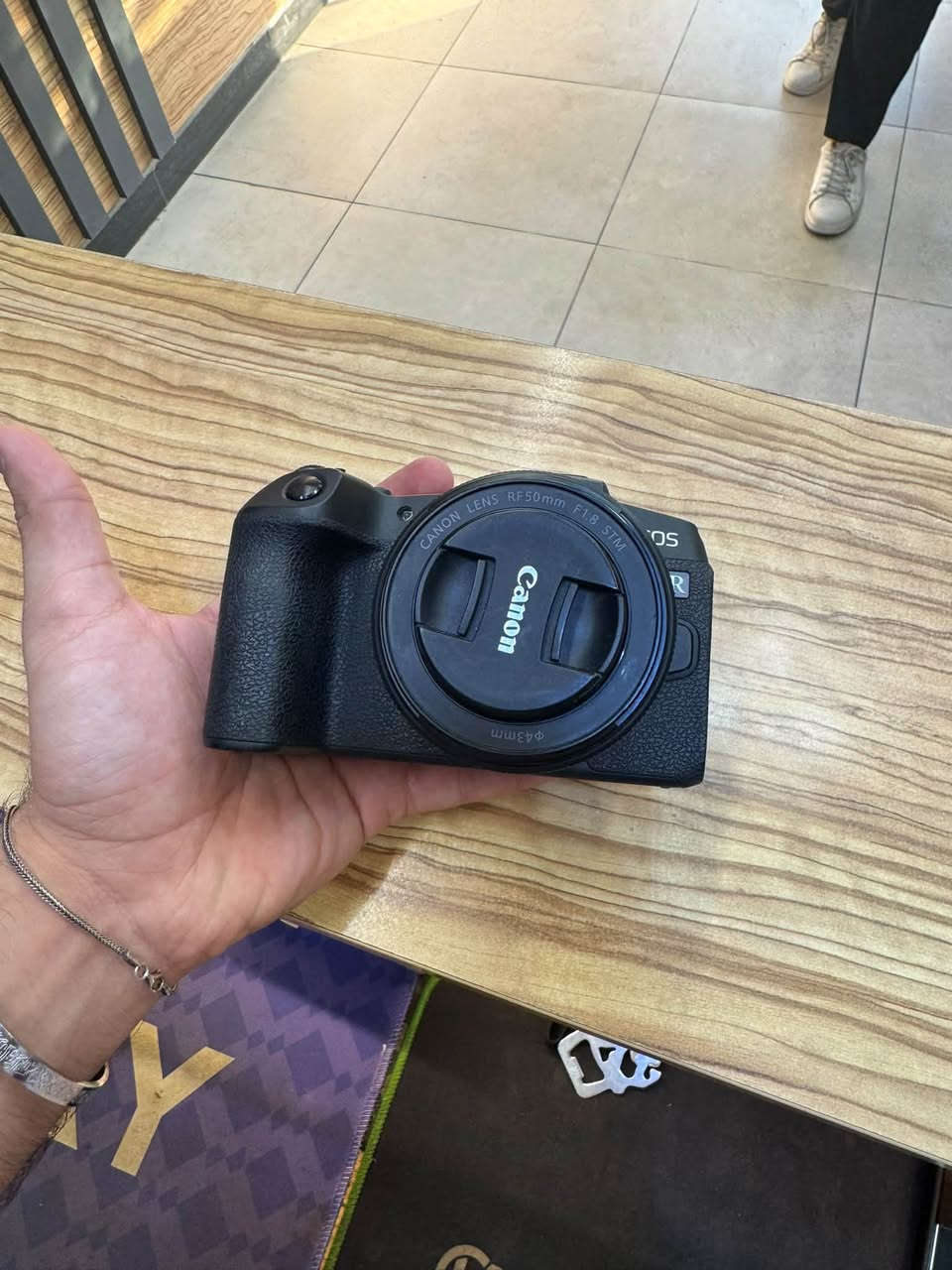 canon rp
عدسة 50m
26 ميكا بكسل 
4k
تتبع وجه واي فاي بلوتوث 
فول فريم
الي تعجبه يتواصل وياي 
***********
