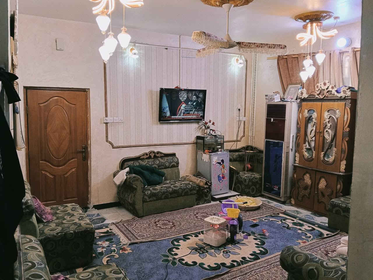 بيت زراعي لبيع مكان
📌زديناويه خلف مركز شرطة قرب جامع الحكيم مساحه 180 واقع حال مبني 160 

طابقين خمس غرف 2جوه  و3فوك

 

بس طابق ثاني هيكل  بعده ماكامل 

كهرباء ثري فيرز 3خطوط 

 مجاري ثقيله للبيت كله 

 بيه وصل تطويب   وصل مجاري وكهرباء

   سعر 75وبيه مجال لشرايي

ملاحظه / شارع محفور راح يتبلط هل ايام 

الاتصال/***********
