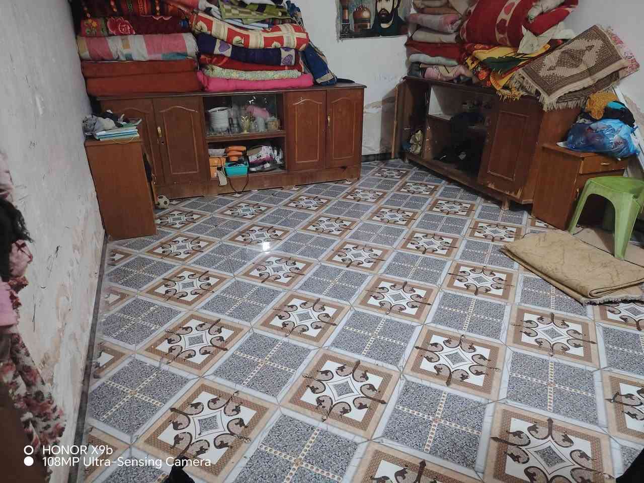 سلام عليكم  بيت للبيع مساحه 200متر يحتوي عل 2غرف وصاله
وستقبال ومطبخ حمام  وصحيات خارجيه عدد مناور 2 
بناء قديم مرمم جديد سقف عكاده عنوان زين القوس شارع 
المدارس بل شارع مال مختار حسين عبد علي الستفسار عل رقم ***********
