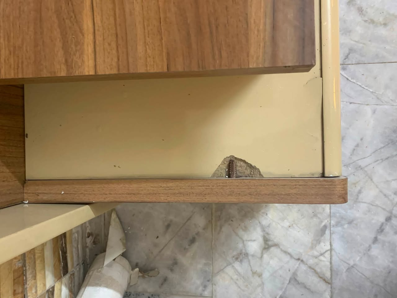 ميز تلفزيون مستعمل للبيع عيوبه بي كسر صغير بل جهه اليمنه والجهه اليسره ويدات المجر مكسوره السعر 30وبي مجال ويجي وياه هديه طبلتين كبار وطبله صغير المكان البلديات حي التراث منطقه ضياء الحلفي الرقم واتساب ***********
