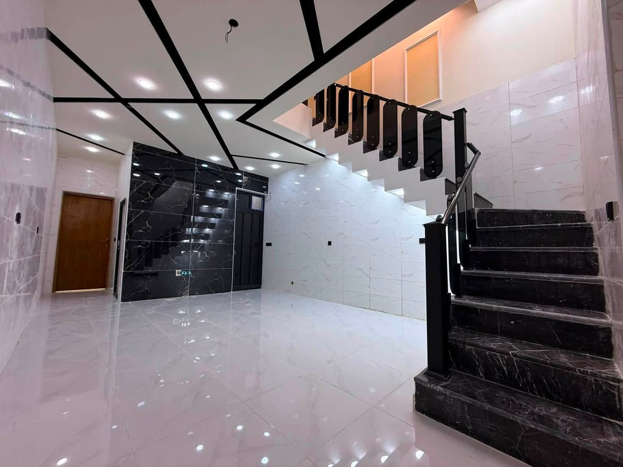 الدار للبيع 🏠مكتب تبارك للعقار 🏠
المساحة 100 م❤️
( مدخلين )البيت درجة أولى فول الفووول دزاين مودرن 🌸
العنوان الشعب شارع الاسواق المركزية التجار ❤️ موقع جيد 👌
يحتوي الطابق الارضي على كراج صغير  واستقبال ومطبخ حار وبارد ومنور وخدمات ومكان غسالة معزول وغرفة نوم 
ويحتوي الطابق الثاني على غرفتين نوم وخدمات وبيتونة وسطحين
للاستفسار اكثر يرجى الاتصال على الرقم التالي (متواجد هذا الرقم على الواتس اب والفايبر والماسنجر *********** )
او الاتصال على الرقم الاخر 
***********
او زيارة مكتب تبارك للعقار والمقاولات الكائن في شارع الاسواق المركزية قرب مطعم ميامي
