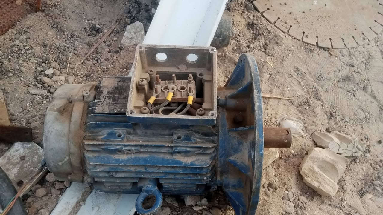 السلام عليكم.للبيع عندي مضخة وماطور
5.5 KW 

يعني ٧ ونص حصان

فري فيز. العنوان بغداد   

***********
