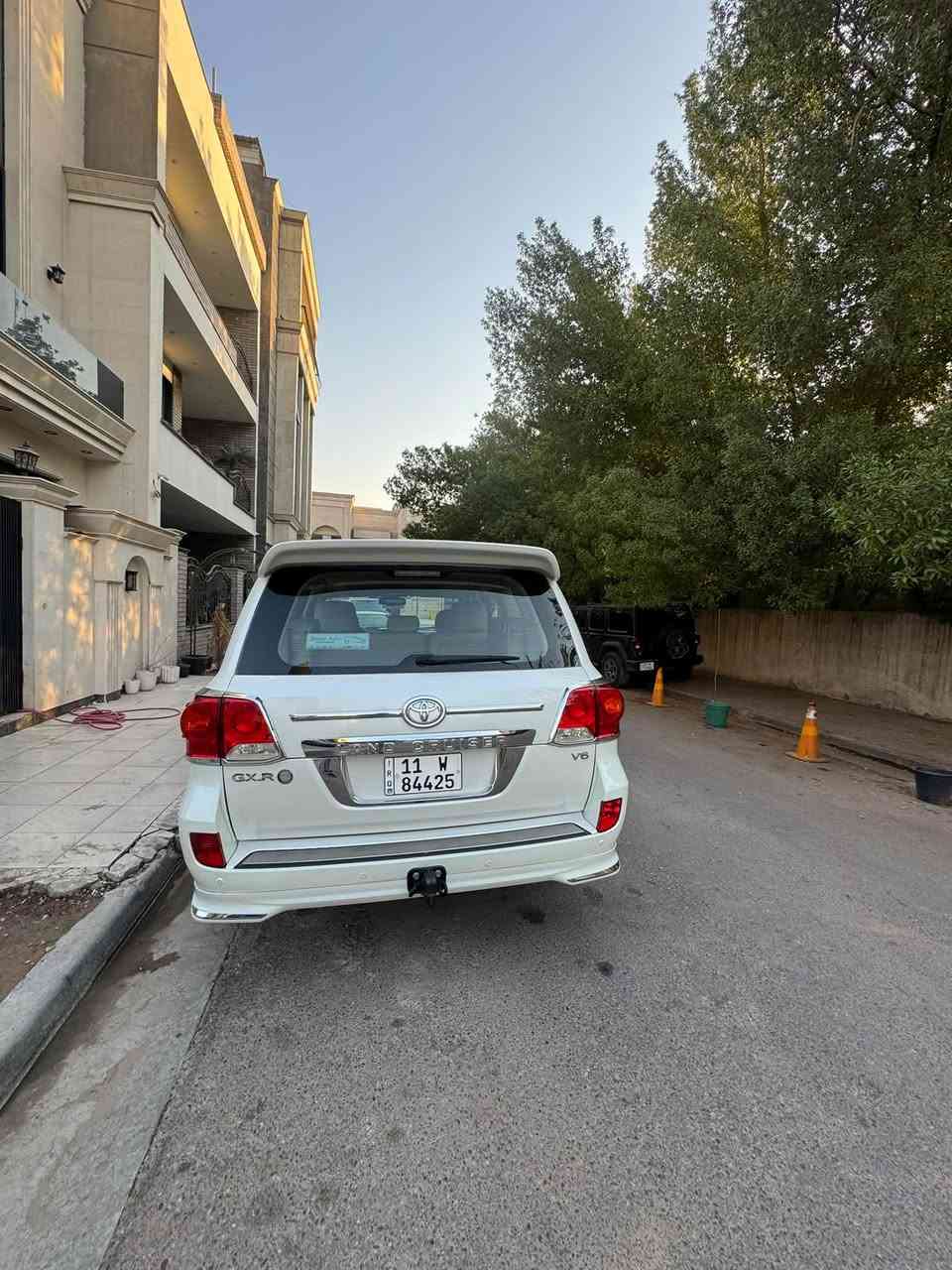 للبيع لاندكروز 2014 كفاله عامه 
سياره ماشيه 153 km مشي حقيقي شرط الفحص 
سياره فول الفول تشغيل عن بعد و ثلاجه و بقيه المواصفات معروفه 
سته سلندر 
مكينه و كير مكفولات 
السياره بيهه BDR كد شبر واحد بس و بيهه رصعات صغيره كلش 
سياره نضيفه جديده و ممشاهه حقيقي مكان السياره بغداد ساحه النسور 
السعر 355 ورقه 
استفسار خاص او اتصال ***********
