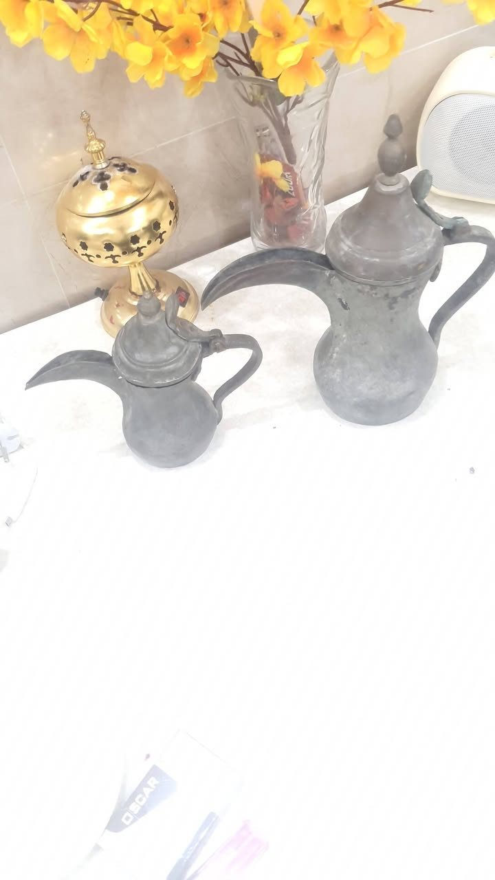 سلام عليكم  دلال بغداديه القياس الارتفاع ٣٠  او ٢١ بدون ختم  التواصل ***********ابو علي السعر ٢٠٠ الف
