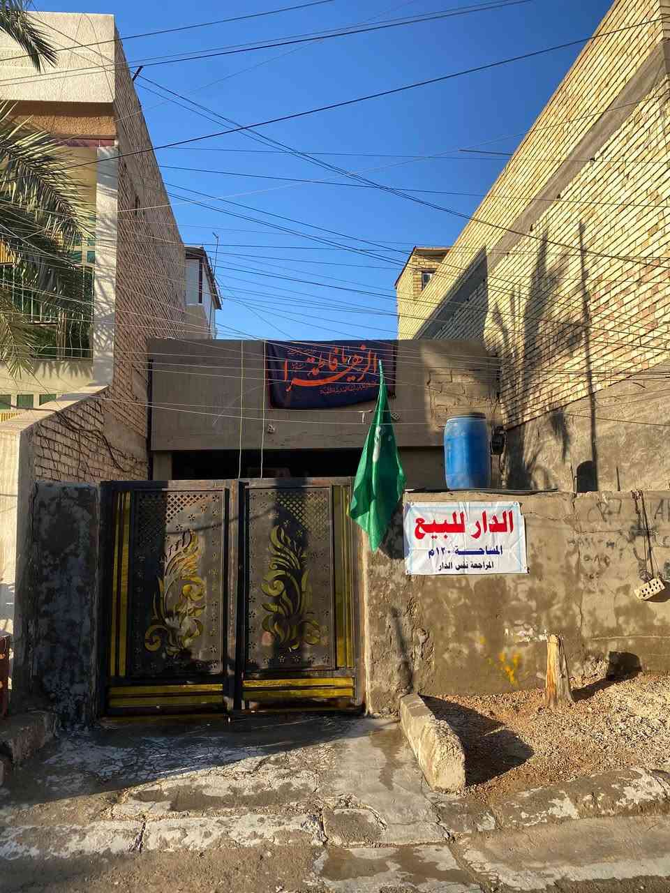 السلام عليكم بيت للبيع المساحة 120 م في بغداد الكرخ البياع تحديداً مربع المعالف . البيت طابق و نص ، الطابق الاول : يحتوي على صاله و مطبخ و حولي و حمام و خدمات صحية داخلية و خارجية و ترك و كراج يتسع سيارتين ، والطابق الثاني : يحتوي على غرفة كبيرة و سطح . للأستفسار أكثر على الرقم : ***********
