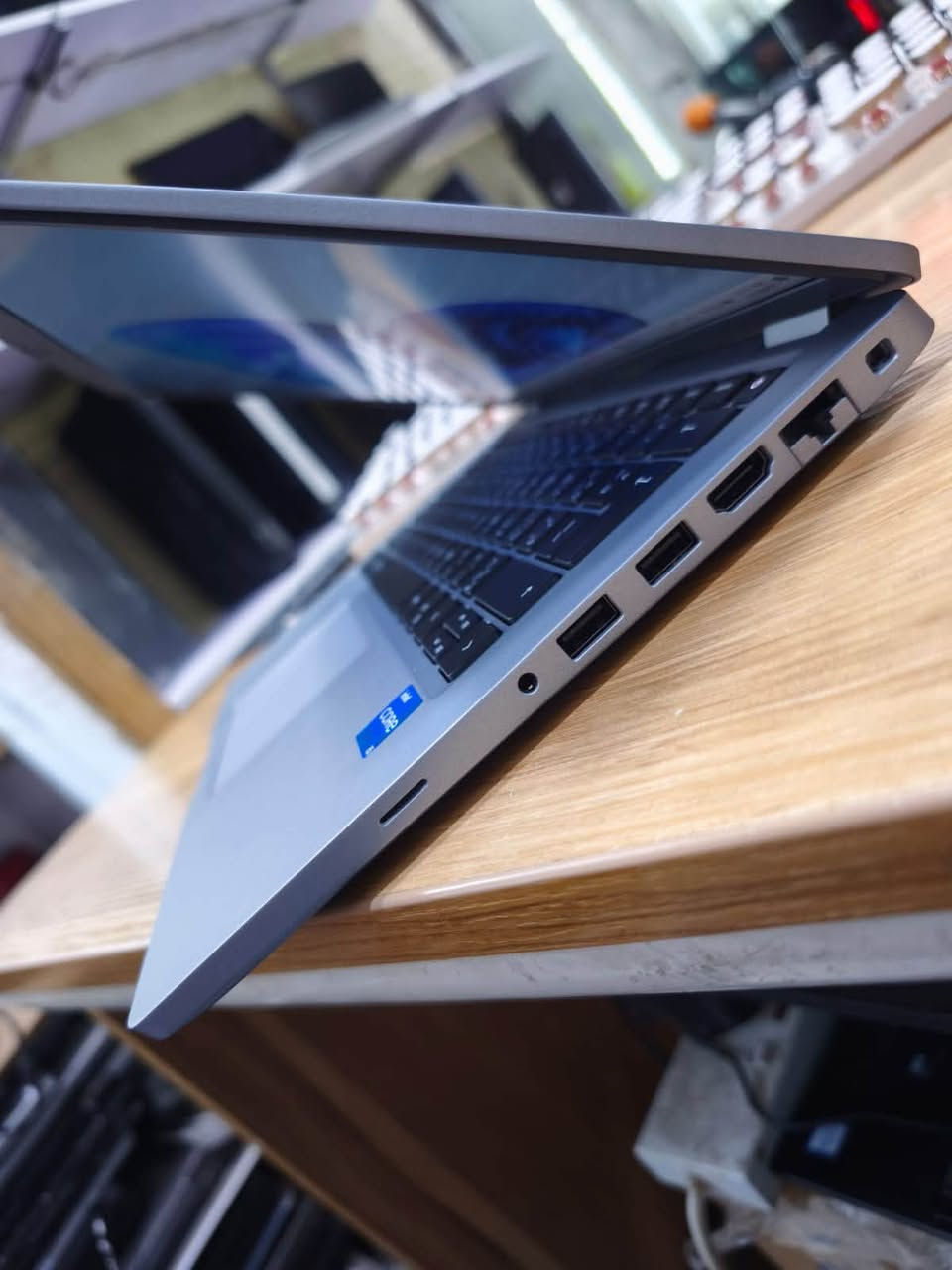 💻 Dell Latitude 5430 – الجيل 12
🔹 المعالج: Intel Core i5 – الجيل 12 ⚡
🔹 الرام: 8GB
🔹 التخزين: 256GB SSD 🚀
🔹 الشاشة: 14 إنچ FHD
🔹 كرت الشاشة: Intel Iris Xe Graphics
🔹 كيبورد بإضاءة خلفية 💡
🔹 Wi-Fi + Bluetooth

✨ جهاز عملي وسريع، مناسب للدراسة والعمل والاستخدام اليومي.

🎒 يشمل جنطة للجهاز

📞 للطلب والاستفسار:
***********
