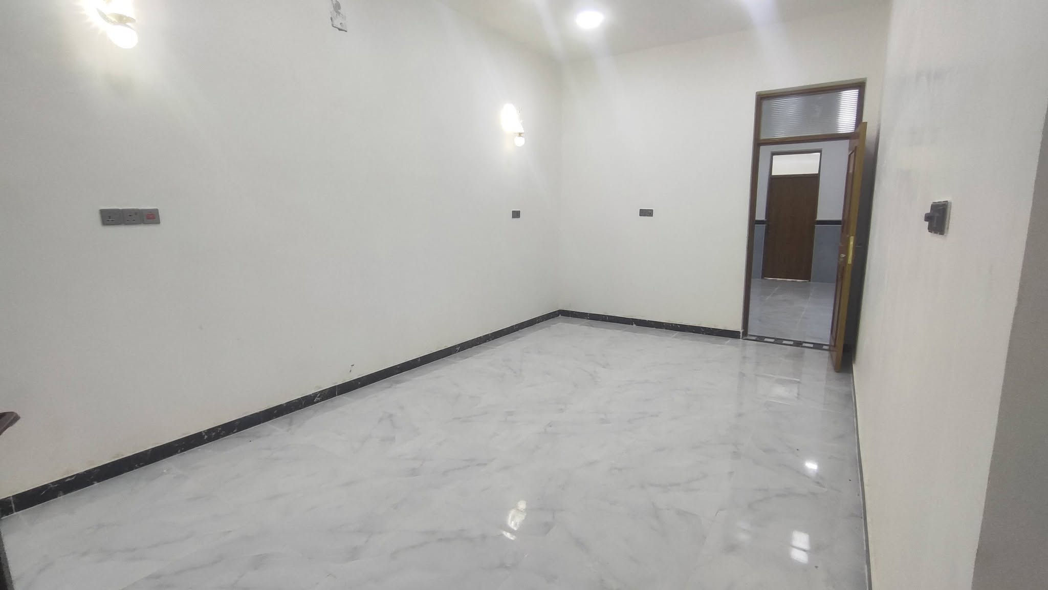 دار للبيع المساحه 140 متر بناء درجه اولى وحديث حي مغربه الشيشان الثانيه ظهر البنزين خانه وقرب السوق رقم الهاتف ***********
