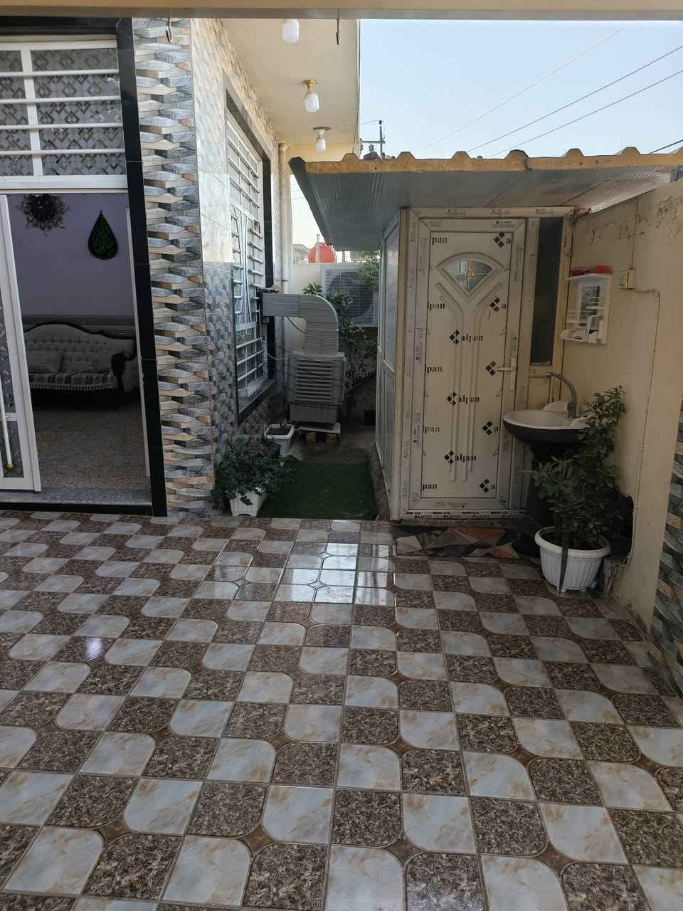 يالله
السلام عليكم ورحمة الله وبركاته
دار للبيع المساحه ٢٠٠ متر ركن 
طابو زراعي سند ٢٥ تحويل مباشر
يبعد عن الشارع الرئيسي ٨٠ متر 
يحتوي على ٤ غرف نوم، استقبال 
كلدور ٫ مطبخ ٫ مجمع صحيات عدد ٢ . 
العنوان / حله / الشارع الرابط بين شارع ٨٠ و شارع ١٠٠ 

الاستفسار؛ ***********
أو زياره مكتب القمه للعقار
