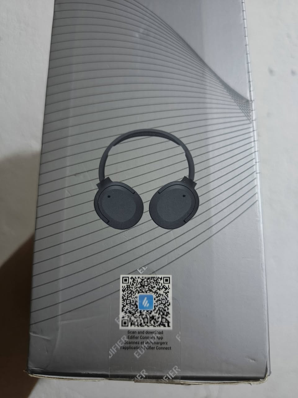 السلام عليكم، للبيع سماعة Edifier W820NB Plus اللاسلكية الأصلية، السماعة غنية عن التعريف بنقاوة الصوت وعزل الضوضاء، وممتازة جداً للألعاب، الدراسة، والأنماط اليومية.+ أهم مواصفات السماعة:عزل ضوضاء احترافي (ANC): عزل قوي جداً للضوضاء المحيطة مع ميزة Ambient Sound لسماع الأصوات الخارجية عند الحاجة.دقة صوت عالية (Hi-Res Audio): تدعم ترميز LDAC المتطور لتوصيل صوت نقي جداً وتفاصيل موسيقية واضحة (سلكياً ولاسلكياً).بطارية عملاقة: توفر ما يصل إلى 49 ساعة من التشغيل المستمر (عند إطفاء العزل) و33 ساعة عند تشغيله.شحن سريع جداً: شحن لمدة 10 دقائق فقط يعطيك حوالي 7 ساعات من الاستخدام.مايكروفونات ذكية: مجهزة بميكروفونات مدمجة مع تقنية إلغاء الضوضاء بالذكاء الاصطناعي (DNN) لضمان مكالمات صوتية واضحة جداً.صوت للألعاب (Game Mode): استجابة سريعة جداً وبدون تأخير ملحوظ في الألعاب (Low Latency).راحة تامة: وسائد الأذن ناعمة جداً وخفيفة الوزن للاستخدام الطويل دون ألم.📋 تفاصيل البيع:الحالة: مستعملة (نظيفة جداً وبكامل أدائها).الملحقات: متوفرة مع الكرتونة الأصلية الواضحة بالصورة
(سعر نهائي 40الف مكاني بصره  ابو الخصيب)رقم ***********
