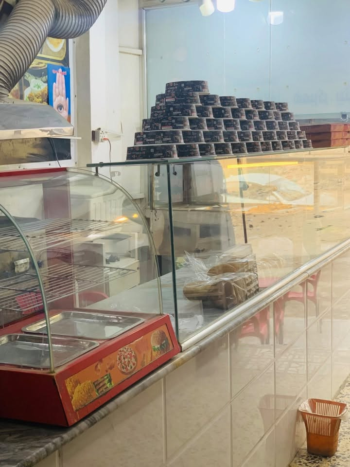 السلام عليكم كافتريا للبيع في النجف حي النداء
محتويات الكافتيريا 

حماية فلافل والتمن 

حماية كنتاكي وريزو

شواية برجر 

فرن بيتزا كهربائي وغاز 

فرن لحم بعجين غاز 

شواية شاورما كبيرة 

شواية شاورما ثانية تحتاج حجر 

مجمدة 

برادات ثنين واحد يحتاج تصليح 

كابسة صاج 

ميز ثرم

مكينة ثرم جديدة 

مكينة بطاطس 

إيجارها مناسب 

بلازما حجم 32

ماطور ماء جديد 

ساحبة كبيرة جديدة
مبردتين كبار
 

الكافتيريا جاهزة من كلشي تحتاج بعض التعديلات البسيطه 

للاستفسار الاتصال ***********
