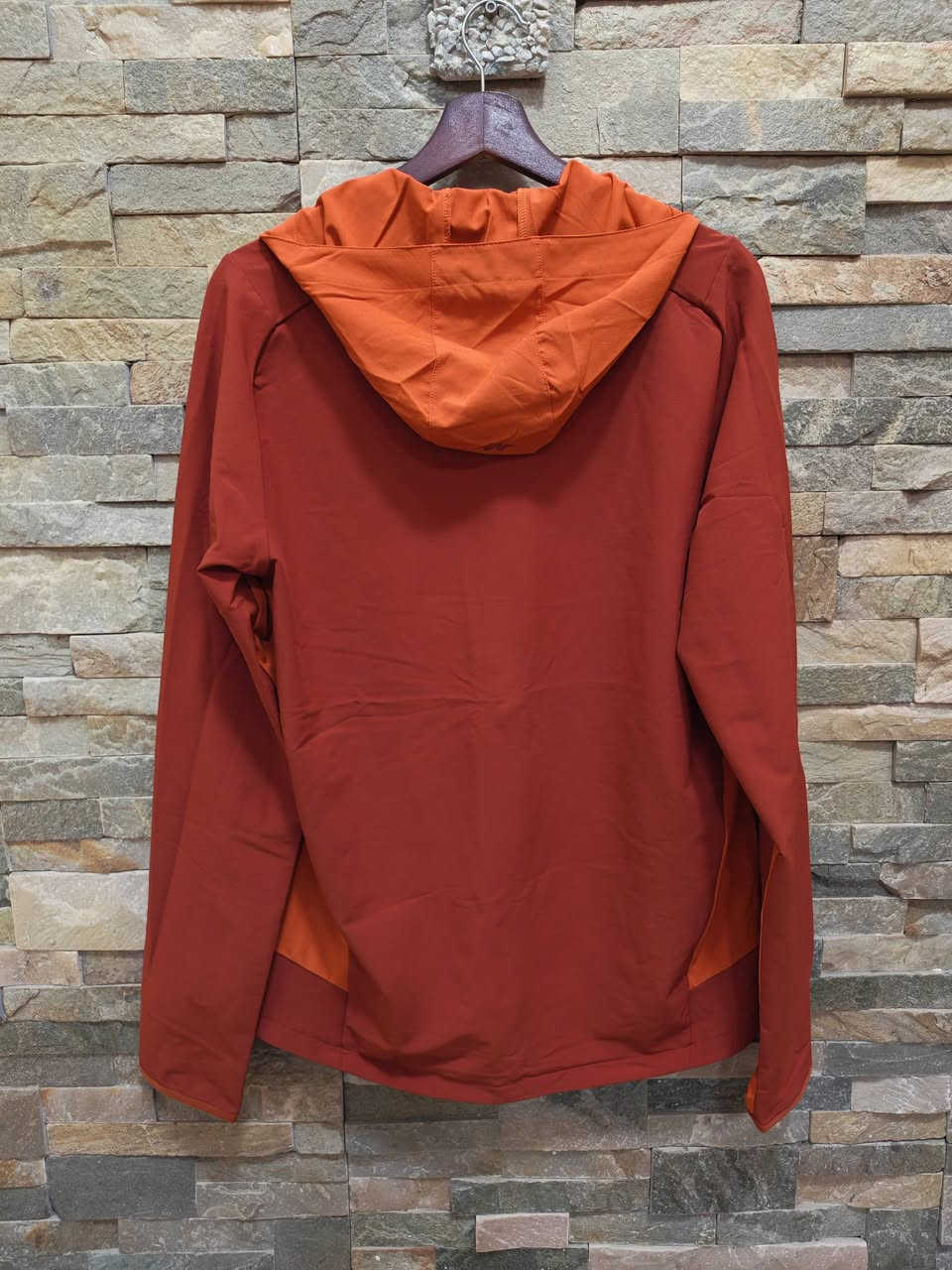 الماركة هي Quechua (كوتشوا)، وهي علامة تجارية فرنسية معروفة تابعة لشركة "ديكاثلون" (Decathlon)، وتتخصص في ملابس ومعدات الأنشطة الخارجية
هذه السترة مخصصة للمشي لمسافات طويلة (Hiking) والرحلات. تتميز بوزنها الخفيف جداً، وتصميمها العملي الذي يوفر حماية من الرياح مع السماح بتهوية الجسم أثناء المجهود البدني، إضافة إلى متانة السحابات والجيوب العملية

قياس L
السعر ٢٠ ويه التوصيل

نص مكتوب في الصور:
- veshje_outdoor For-claz xhakete termike per meshkuj
- Masa- large
- Cmimi-2500 leke
- veshje_outdoor For-claz xhakete termike per meshkuj Masa- large Cmimi-2500 leke