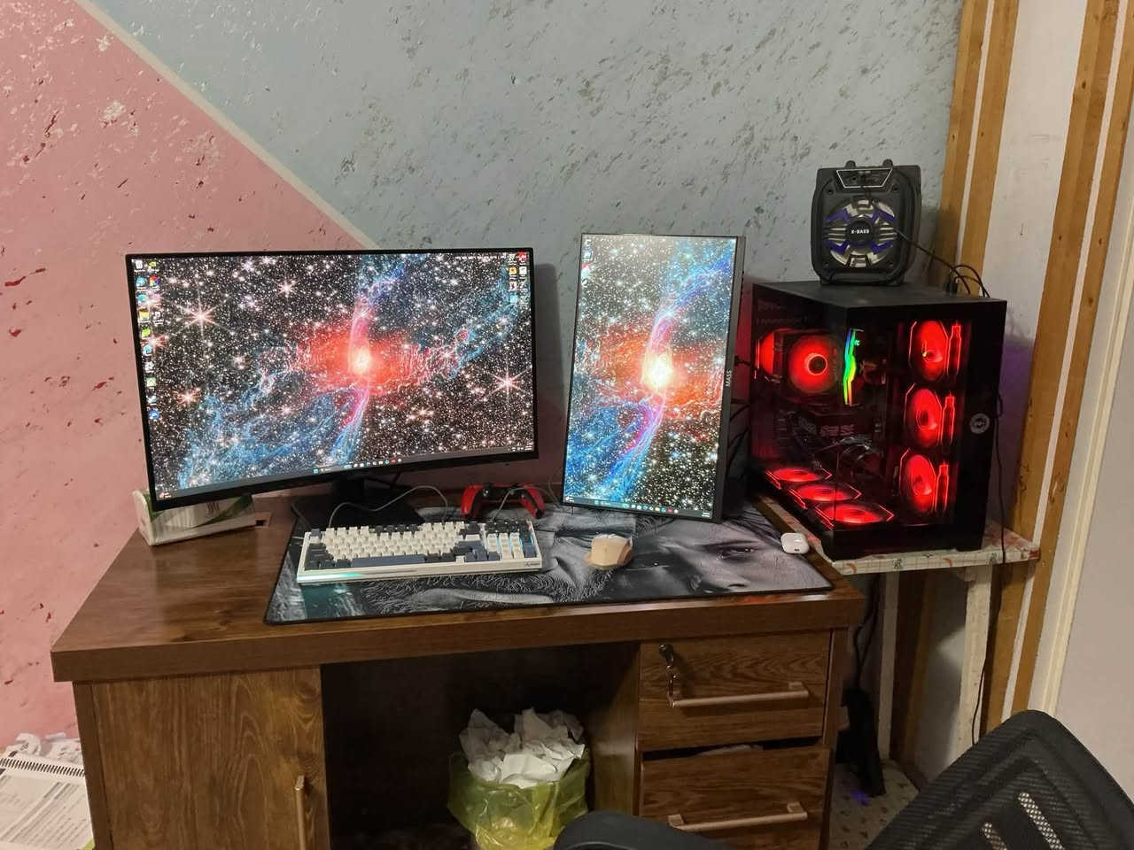 للبيع تواصل واتساب *********** 

🖥️ مواصفات التجميعة (PC Build)
‎ المعالج (CPU): AMD Ryzen 5 5500 (3.60 GHz)
 كرت الشاشة (GPU): GALAX NVIDIA GeForce RTX 5050 (8 GB)
‎ اللوحة الأم (Motherboard): GIGABYTE B550M K
 الذاكرة العشوائية (RAM): 16 GB (3200 MT/s)
 التخزين (Storage): 1 TB (SSD/NVMe)
‎ مغذي الطاقة (Power Supply): Rocket 650W (80 Plus)
 الكيس (Case): HeroGear Gaming Case (مزود بـ 6 مراوح ARGB + مبرد معالج إضافي)
‎ نظام التشغيل (OS): Windows 11 Pro
‎🖥️ الشاشات (Monitors)
1. الشاشة الرئيسية: GIGABYTE شاشة منحنية (Curved) عالية الأداء للجمينج.
2. الشاشة الثانوية: MASS شاشة رأسية/عمودية (Vertical Monitor).
⌨️🖱️ الملحقات والملحقات الإضافية (Peripherals & Accessories)
 الكيبورد الأول: KEMOVE Mechanical Gaming Keyboard (RGB)
‎ الكيبورد الثاني (بالكرتون): Jertech STARS KM170 Gaming Combo (Full Size Keyboard + Mouse)
 الماوس الأول: ماوس لاسلكي مريح مع إضاءة ومؤشر للبطارية.
 الماوس الثاني: ماوس لاسلكي صغير (مع علبته).
 جهاز منظم الطاقة (UPS): شاهين GS2000VA Offline UPS + بطارية إضافية NEXXT.
 سبيكر صوت: X-BASS Speaker (RGB)
 يد تحكم: DualSense (PS5 Controller) بلون أحمر.
 ماوس باد (Mousepad): ماوس باد كبير يغطي الطاولة مع تصاميم مميزة.
