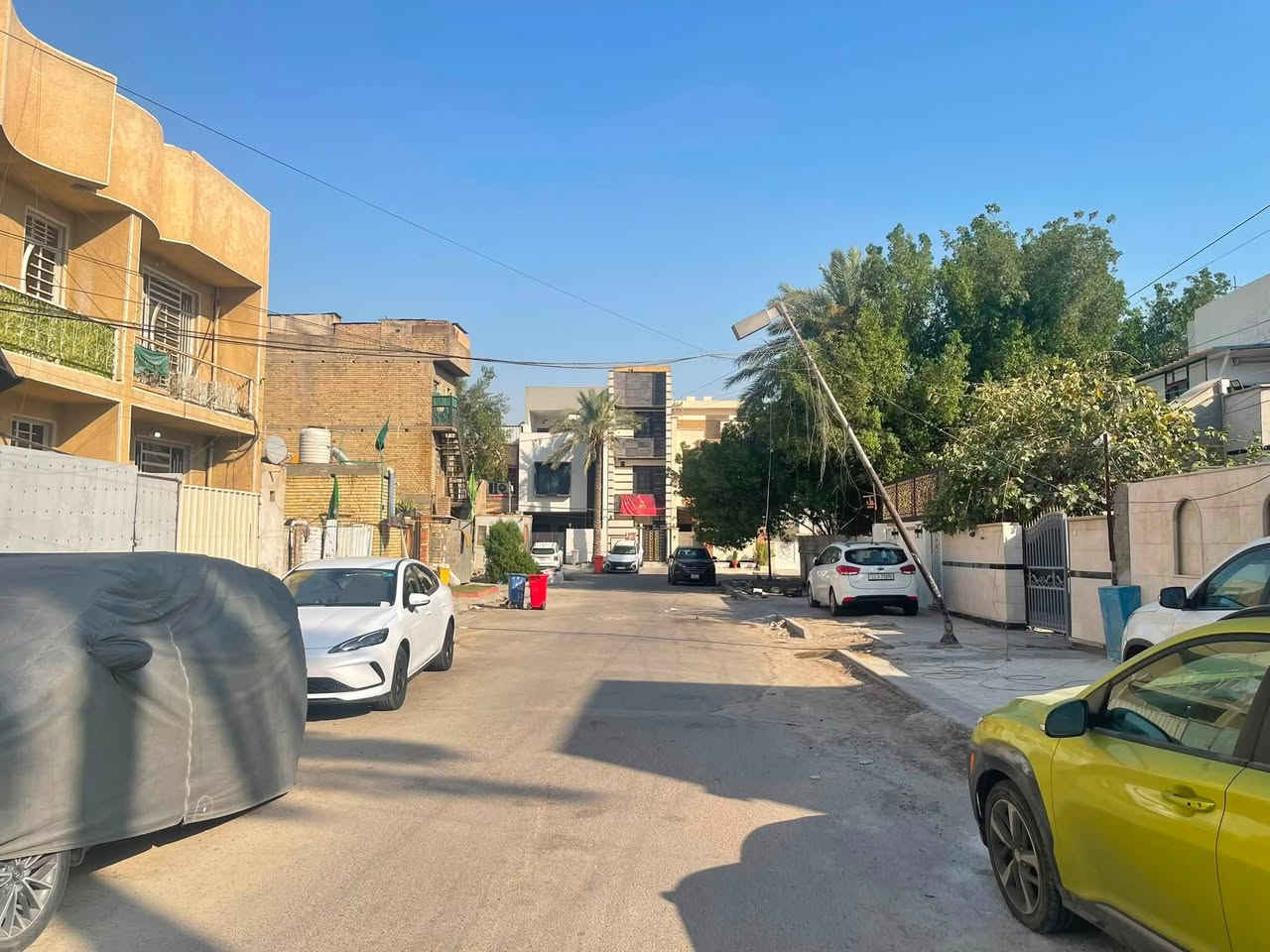 مشتمل للايجار طابقين المساحه 100 متر الواجهه 4 والنزال 25 يحتوي على كراج واستقبال ومطبخ حولي وخدمات وغرفة نوم ومنور والطايق الثاني غرفتين نوم وخدمات درج خارجي موجود ودرج داخل البيت موجود الموقع شارع فلسطين العقاري محله 502 قرب مطعم بشار بركر للاتصال *********** او *********** شركة الخيمه للعقار
