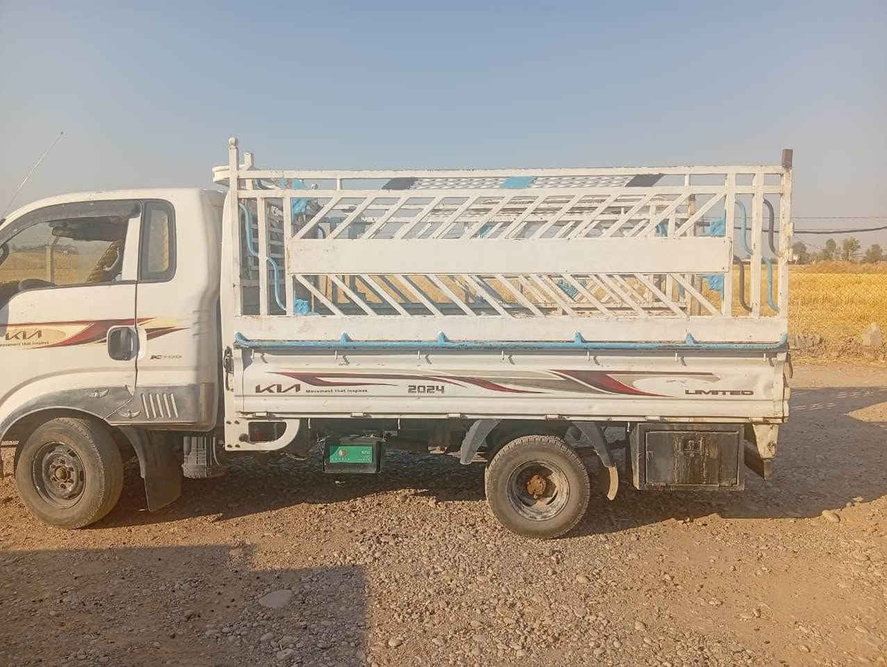 کیا 2011 
سەیارەکە گێر و مەکینە و هەموو شتی بەشەرتە 
کامل کاملە بەس خاوین کردنەوەکی دەوی 
جەمپەکی گچکەی پیشی بە کەمەک تحدیلی هەیە بێ بۆیاغە سەیارەکە 
لەبۆ زانیاری زیاتر پەیوەندی بە ساحیبی بکەن راستەو خۆ هەموو شتتان پێ دەلی نامە مەنیرن تکایە 
مەعلوماتەکان لەلای خۆیتی 
0️⃣7️⃣5️⃣0️⃣1️⃣6️⃣1️⃣0️⃣5️⃣6️⃣0️⃣📞 أربيل, العراق
