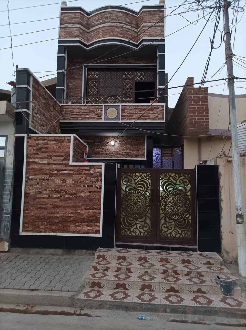 السلام عليكم بيت لبيع مساحه مية متر مواصفات كامله الموقع بهرز حي  القادسيه شارع تبليط قرب اسواق سنبله/***********
