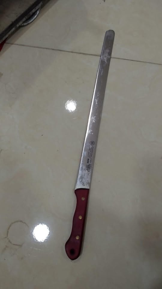 هذني الماصات 125 خمس قطع صاج الاصلي 
الميز البيجي حجم 140 سم سعره 135 
الكرسي البيجي سعره 45 
الكرسي الاسود الثابت 45 
اغراض المطعم ذني كلهن 80 مع شواية البركر
الف 
كراسي بلاستك عدد 50 كرسي سعر الكرسي 3500 
الماصات الوحده 2000 دينار 

ميوزه بلاستك عدد 4 سعرهن 80 الف

سرير اطفال عدد 2 سعرهم 150 الوحده 75 الف مع الدوشك 
مكينة خياطة سعرهن 75 الوحد عدد 2 150 
مكينة لحم سعرها 100

للتواصل على الرقم *********** 
مكان الاغراض حله شارع 80 طريق النجف مال بيت نظيفات جداً
