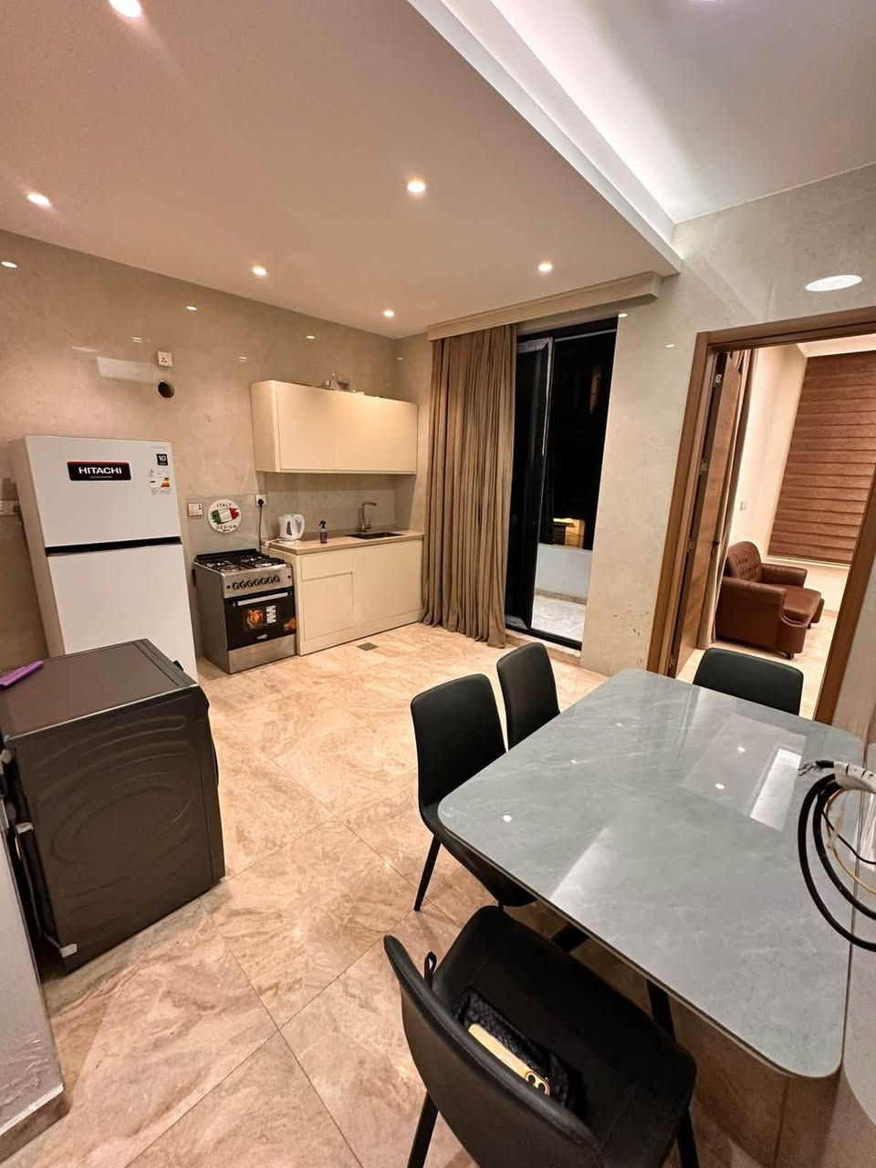 شقه للايجار في منطقة المنصور المتنبي 🏠
التفاصيل ( صاله - مطبخ - صحيات 
- غرف نوم عدد ٢ ) 🛏️
1000$
للاستفسار الاتصال 📞
***********
