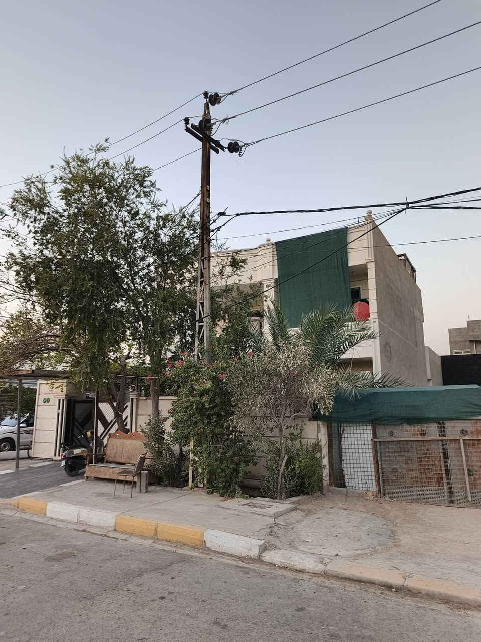 سلام عليكم بيت للبيع المساحه 250متر طابقين ركن كامل مكمل على اخر حبايه العنوان بهرز حي الشرطه يتكون من غرفتين نوم وصاله وصحيات وحمام ومطبخ وستقبال وكراج وحديقه والطابق الثاني يتكون من تلث غرف وصحيات وحمام لل أستفسار على الرقم ***********
