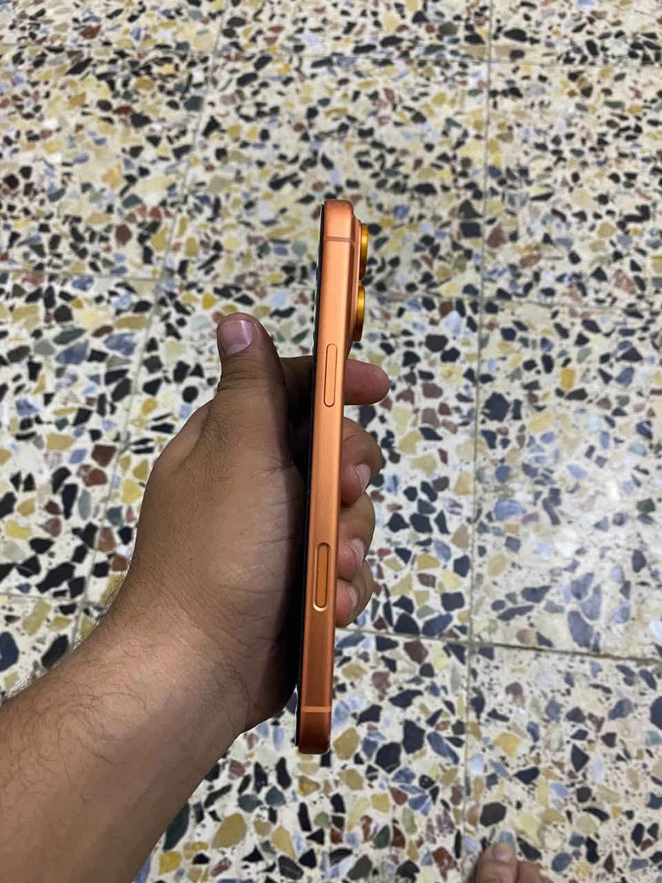 🔥 للبيع فقط iPhone 17 Pro Max 256GB 🔥
SIM عادية ابو الشريحة مو eSIM

السلام عليكم
آيفون 17 برو ماكس لون برتقالي - ذاكرة 256GB
شريحة SIM عادية (ابو الشريحة) مو eSIM

المواصفات:
• البطارية 93%
• عدد الدورات 402
• تاريخ التصنيع آب 2025
• اول استخدام 10/2025
• الضمان ينتهي 10/8/26
• نظام iOS 27.0

الملاحظات:
• مستبدل شاشة اصلية فقط تقرا غير معروف بالجهاز
• الجهاز نضيف كلش
• بدون ملحقات

السعر: مليون و 300 الف وبي مجال جدا بسيط
البيع فقط ما اراوس

المكان: بغداد - الكاظمية - شاطئ التاجي
رقم التواصل: ***********

نص مكتوب في الصور:
- 10:37 القطع والخدمة تجمع Apple سجل تاريخ القطع والخدمة، وهذا السجل يعرض معلومات عن هذا الـ iPhone وحالته وتفاصيل إصلاحه. معرفة المزيد... سجل تاريخ الخدمة الشاشة غير معروف
- 10:37
- حول
- الاسم
- < iPhone
- إصدار iOS
- < 27.0
- اسم الطراز
- iPhone 17 Pro Max
- رقم الطراز
- MFYN4AF/A
- الرقم التسلسلي
- GKCJD936WY
- Limited Warranty
- Expires 10/8/26
- Extend Coverage
- There are 9 days left to add coverage for
- accidental damage.
- سجل تاريخ القطع والخدمة
- الأغاني
- 0
- الفيديوهات
- 292
- 10:36 حالة البطارية حالة البطارية عادية تعمل بطارية iPhone هذه على النحو المتوقع. حول البطارية والضمان... الحد الأقصى للقدرة 93% هذا قياس لقدرة البطارية مقارنة بقدرتها عندما كانت جديدة. قد تتسبب القدرة المنخفضة بتقليل ساعات الاستخدام بين عملية الشحن والأخرى. عدد الدورات 402 هذا هو عدد مرات استهلاك iPhone لقدرة البطارية. معرفة المزيد... تاريخ التصنيع آب 2025 أول استخدام تشرين الأول 2025