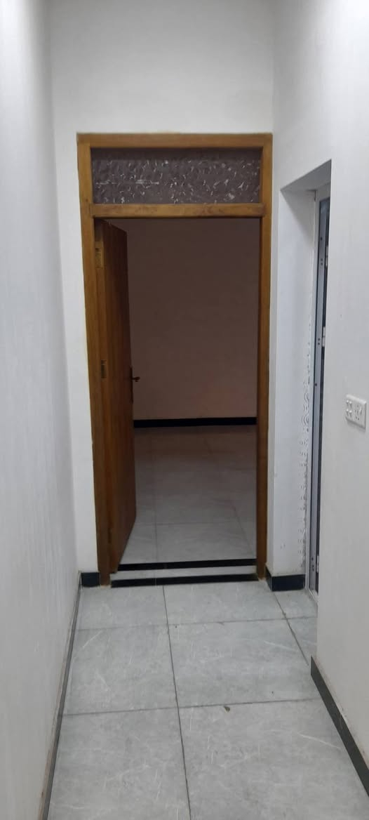 سلام عليكم اخوان بيت للايجار 100 متر طابق ثاني معزول الباب الشارع غرفتين نوم 2  حمامات وساحة درج مطبخ وبيتونه كبيرة وسطح أمامي وسطح خلفي البيت كامل العنوان قرب السوق العصري شارع عريض للإستفسار *********** ? سعر 450
